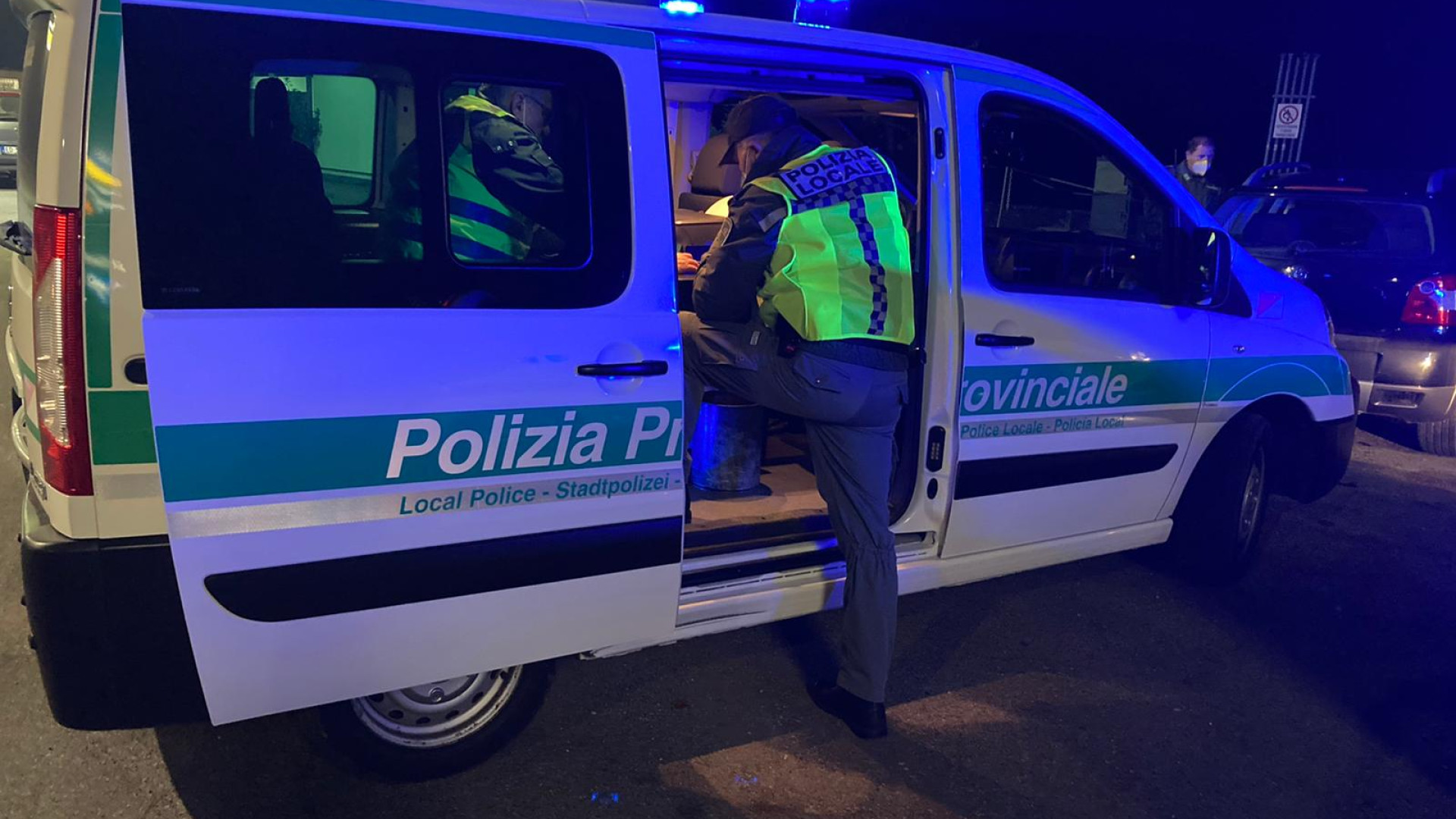 Scappa all'alt: 25enne inseguito e denunciato. Non aveva la patente
