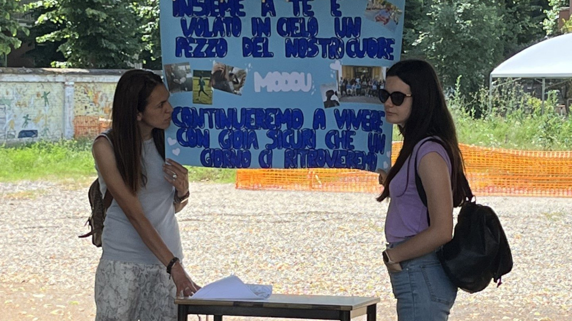 Palloncini e lacrime per Modou a scuola. "In cielo è volato anche il nostro cuore"