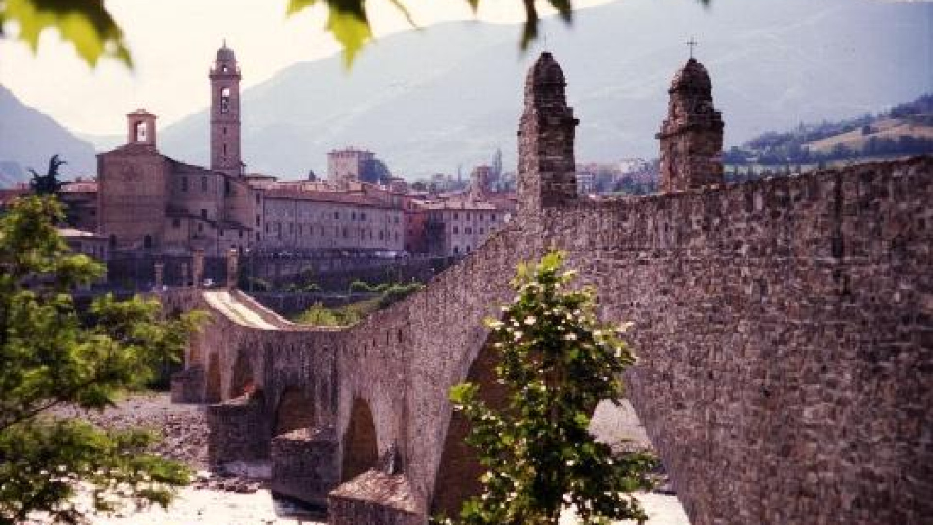 Ferito dieci volte in cinque secoli, Ponte Gobbo da curare. Servono 200mila euro
