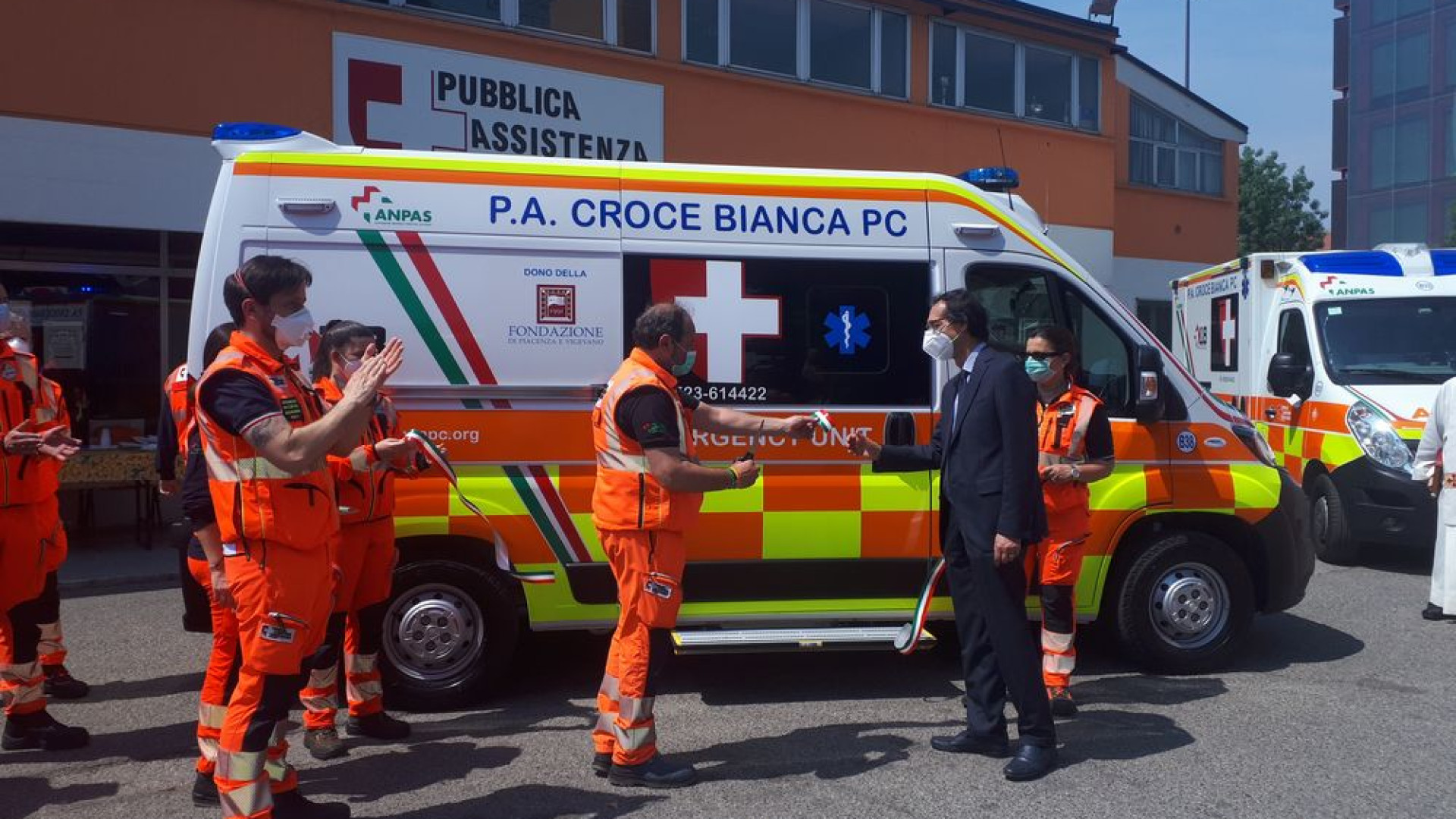 "Grazie ai volontari": la Fondazione dona ambulanza a Croce Bianca