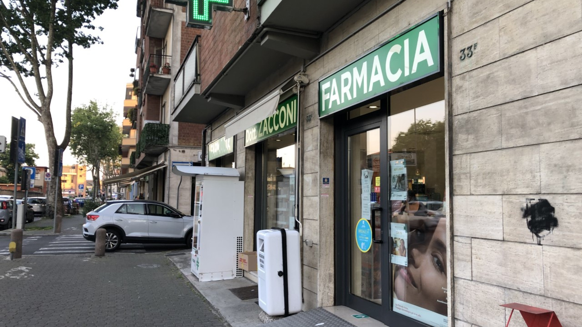 Viale Sant'Ambrogio, spaccata notturna e furto in farmacia. Indaga la polizia