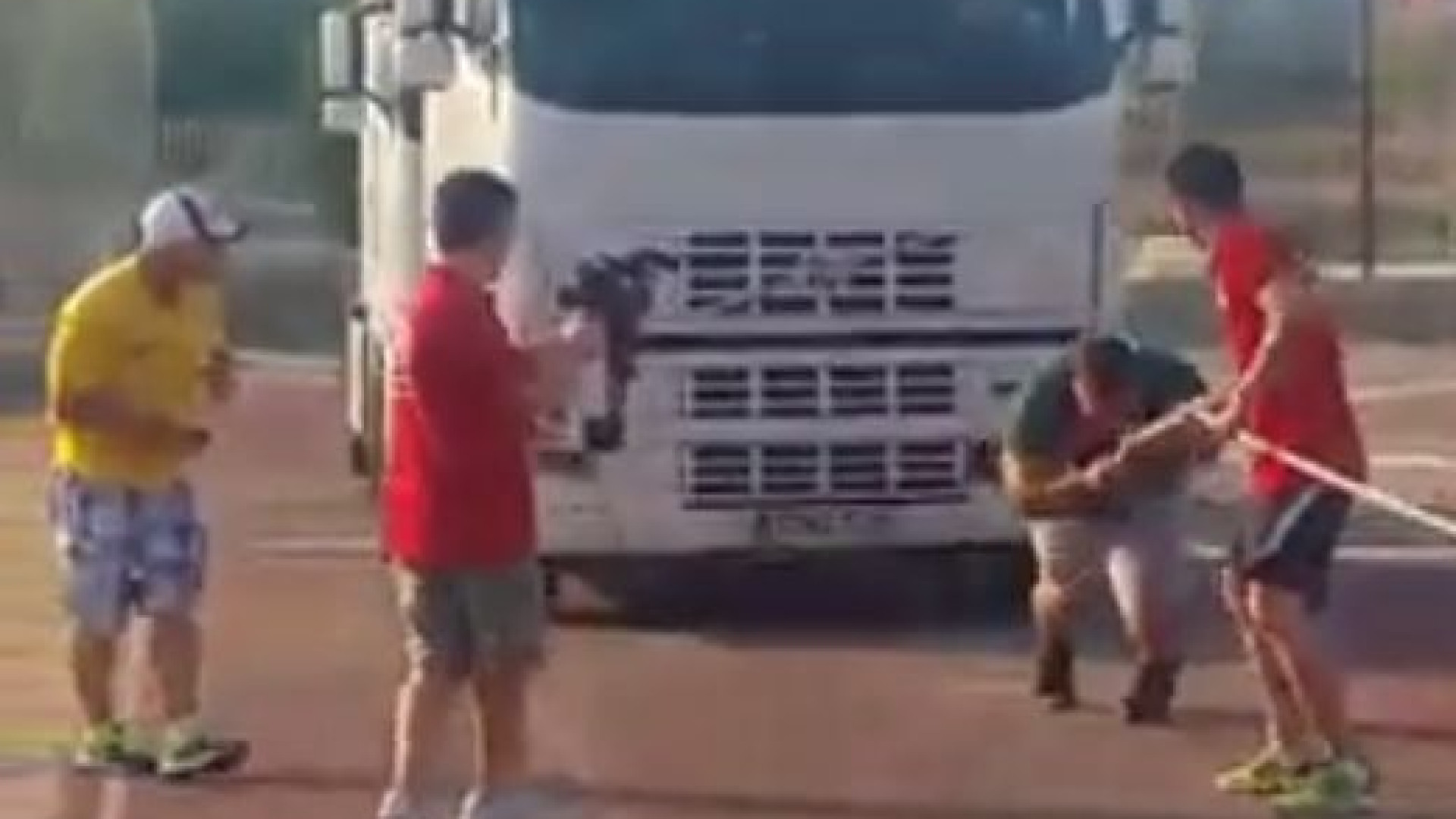 "Superman" piacentino trascina camion e solleva una vettura intera