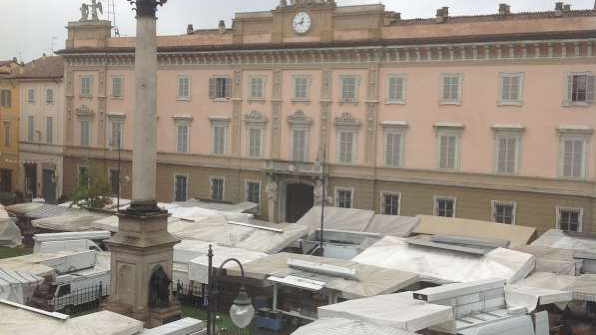 Festività, mercato sospeso in centro storico il 25 dicembre e 1 gennaio