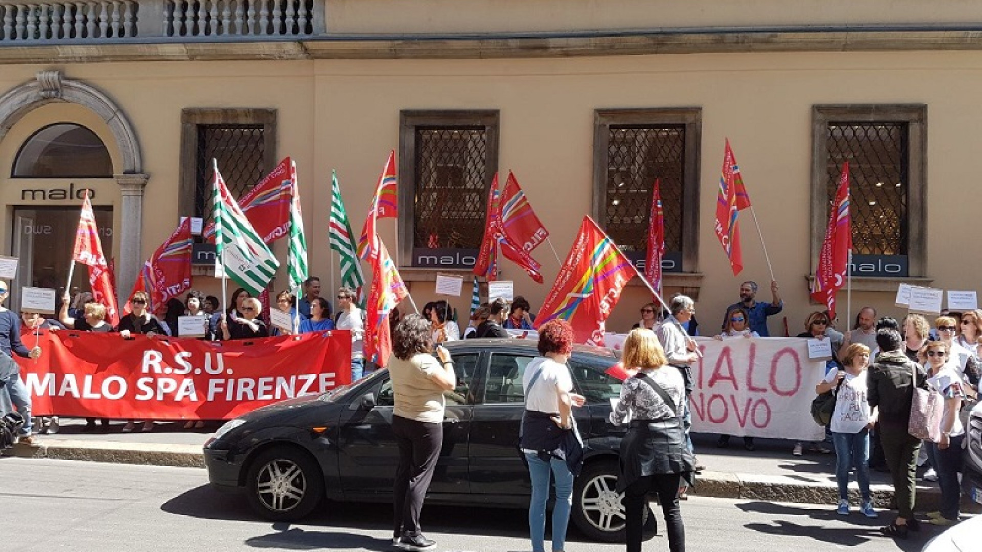 Lavoratori della Malo in via Montenapoleone per "salvare" il posto di lavoro