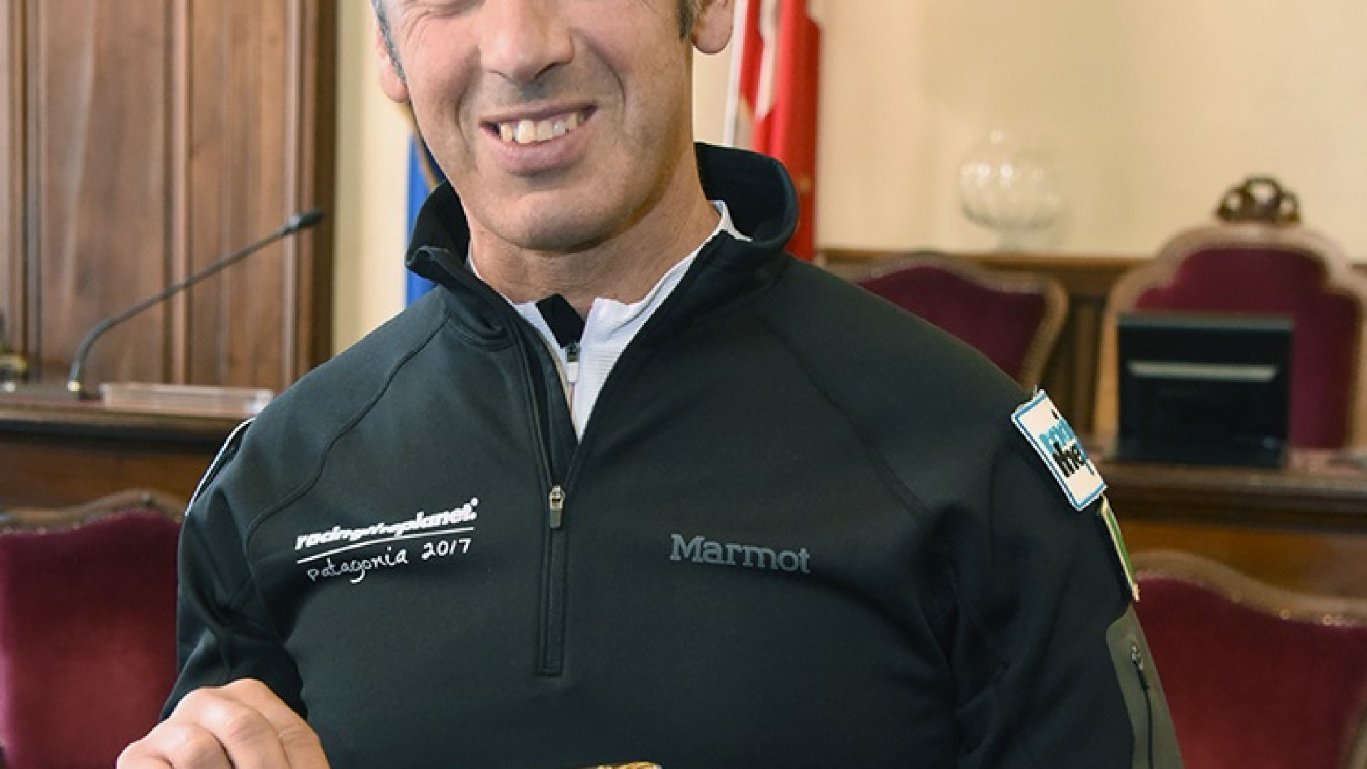 Tappa in Municipio per Simone Zahami, prima della Rove Race Patagonia