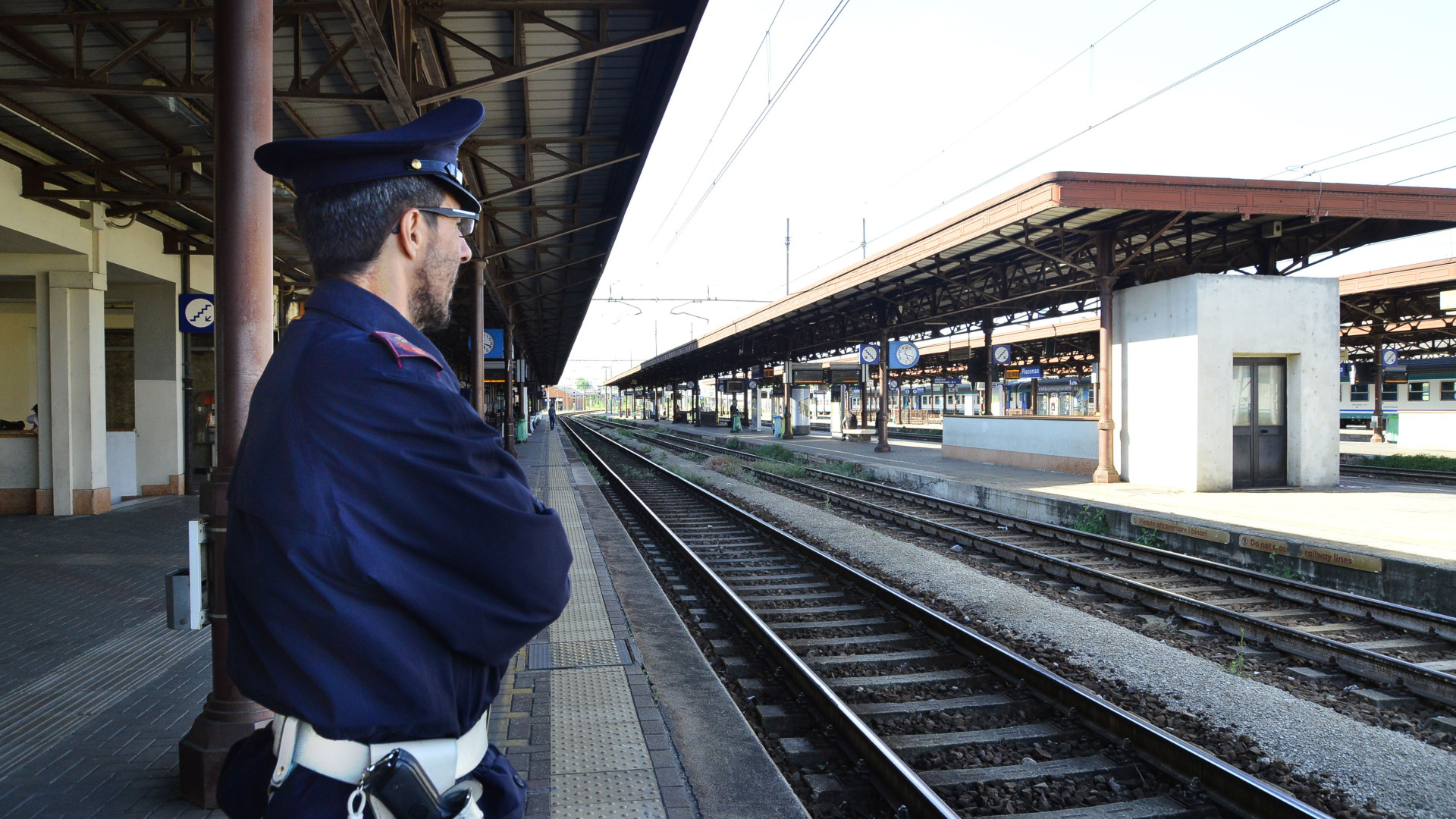 Ruba il portafoglio a una donna in treno, individuato con le telecamere: arrestato