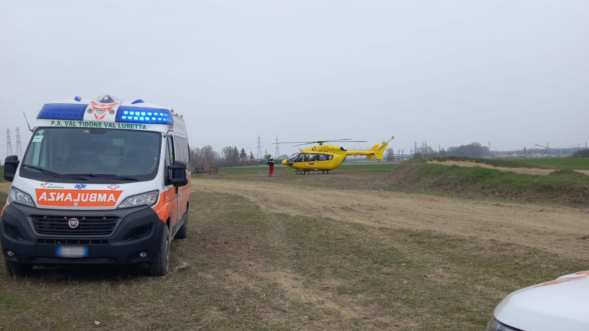 Pievetta, cade in moto sulla pista da cross: 23enne trasportato a Parma