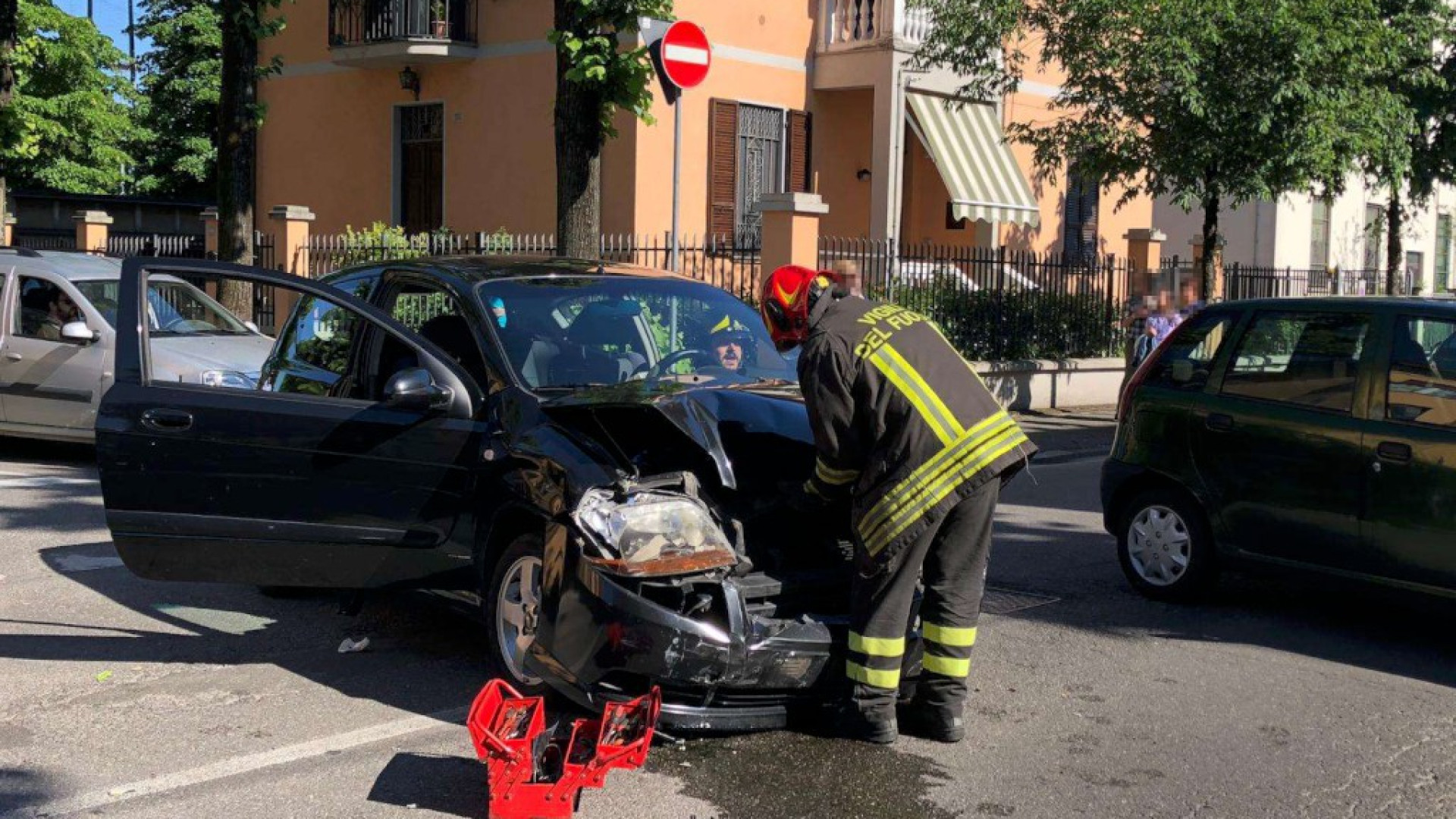 Spettacolare scontro tra tre auto in via Montebello, quattro feriti lievi. Cause al vaglio