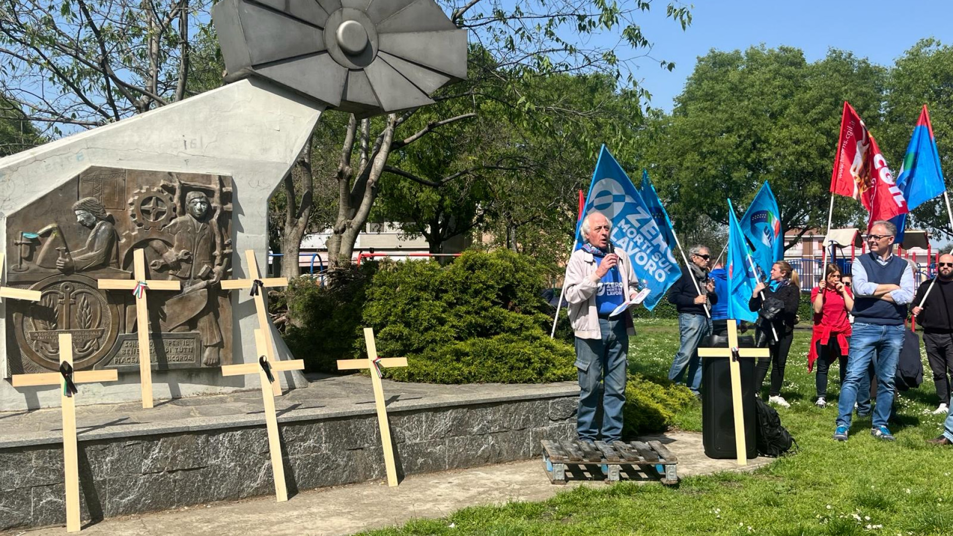 Croci per ricordare le vittime del lavoro, manifestazione interrotta