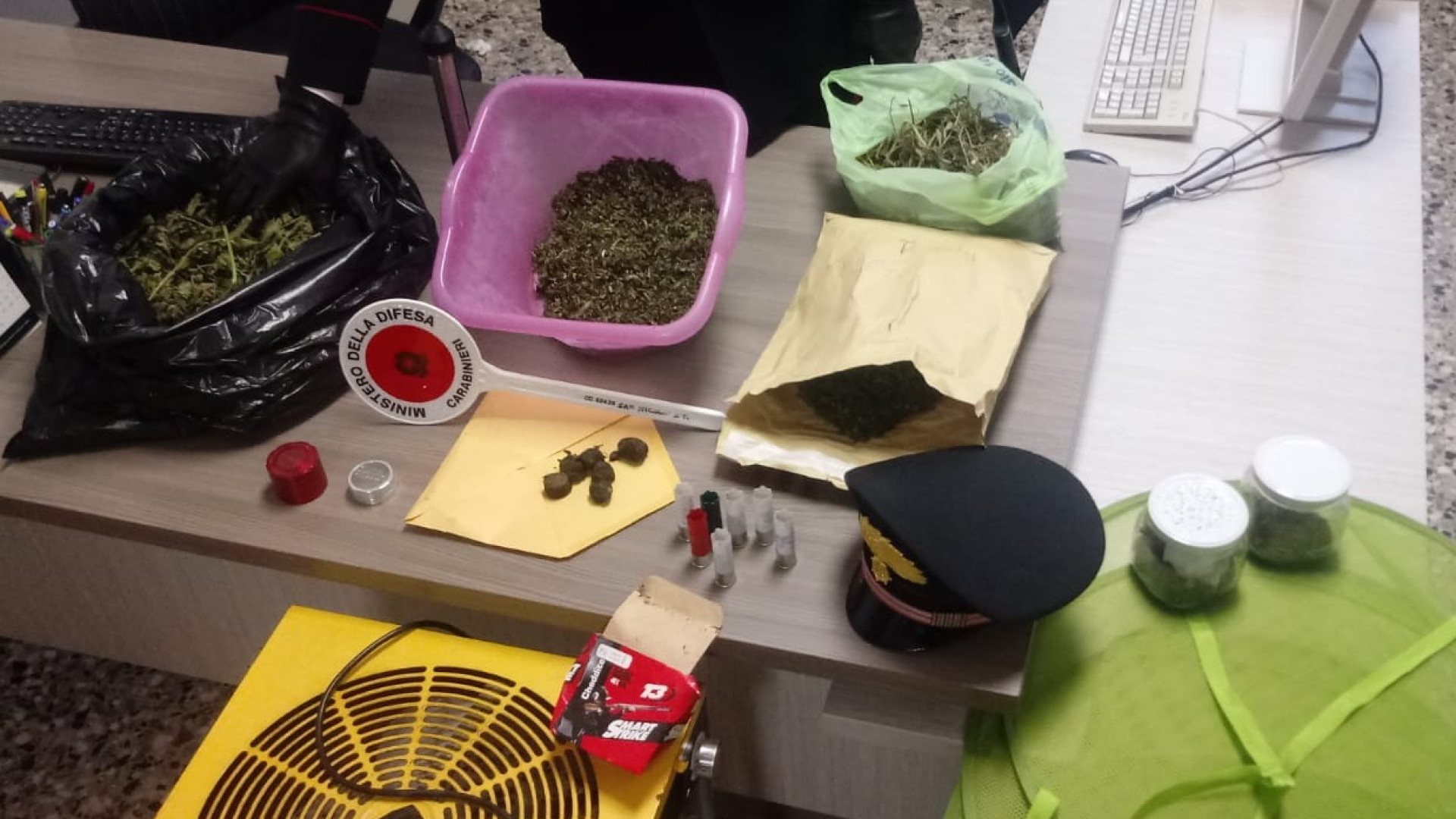 Nei barattoli un chilo e 600 grammi di marijuana: in manette 37enne