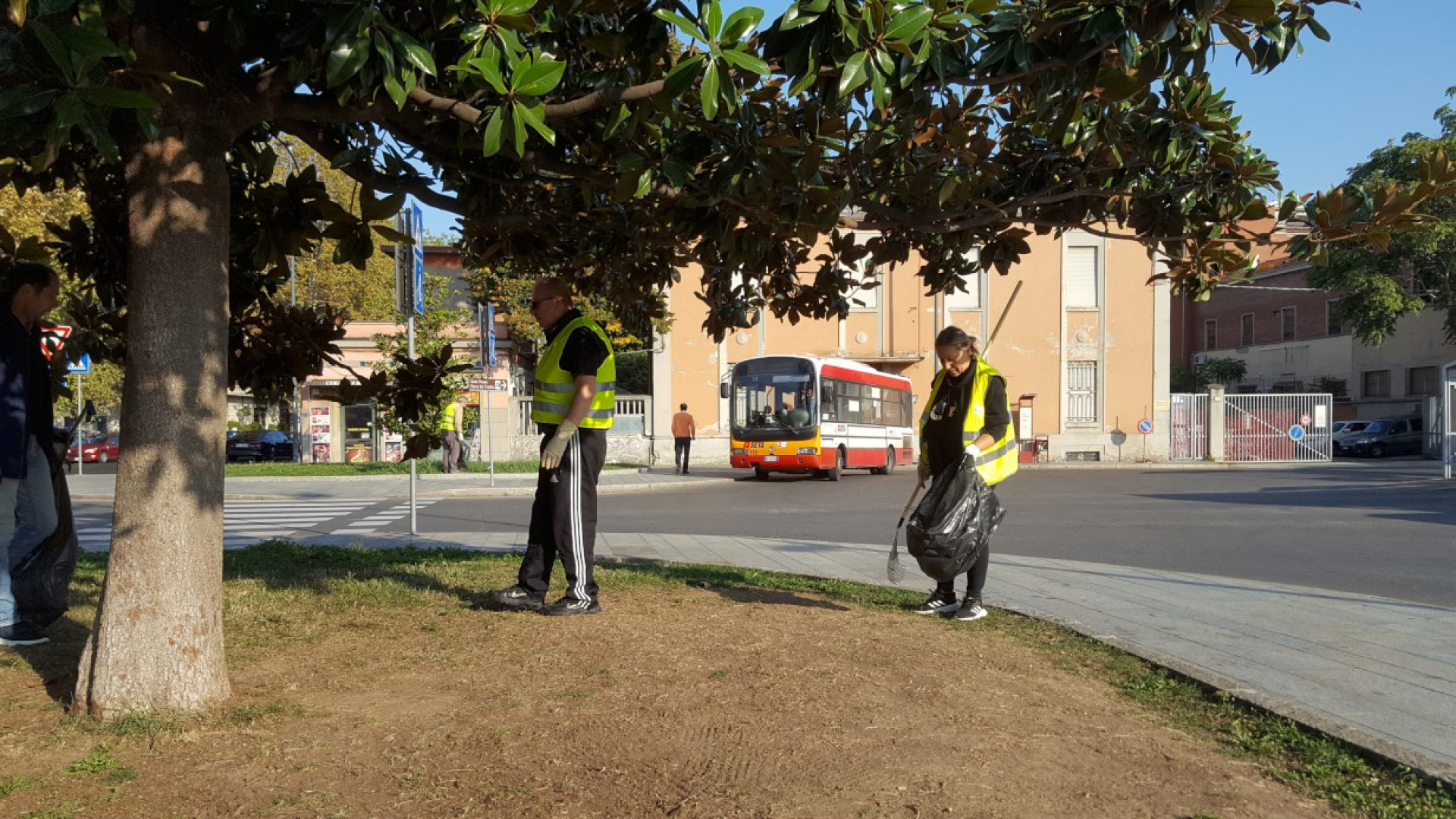 Degrado a piazzale Marconi, volontari e pendolari puliscono aiuole e parcheggi