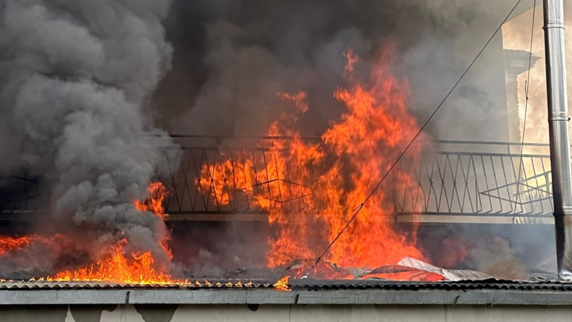 Bettola, abitazione in fiamme: vigili del fuoco sul posto per domare il rogo