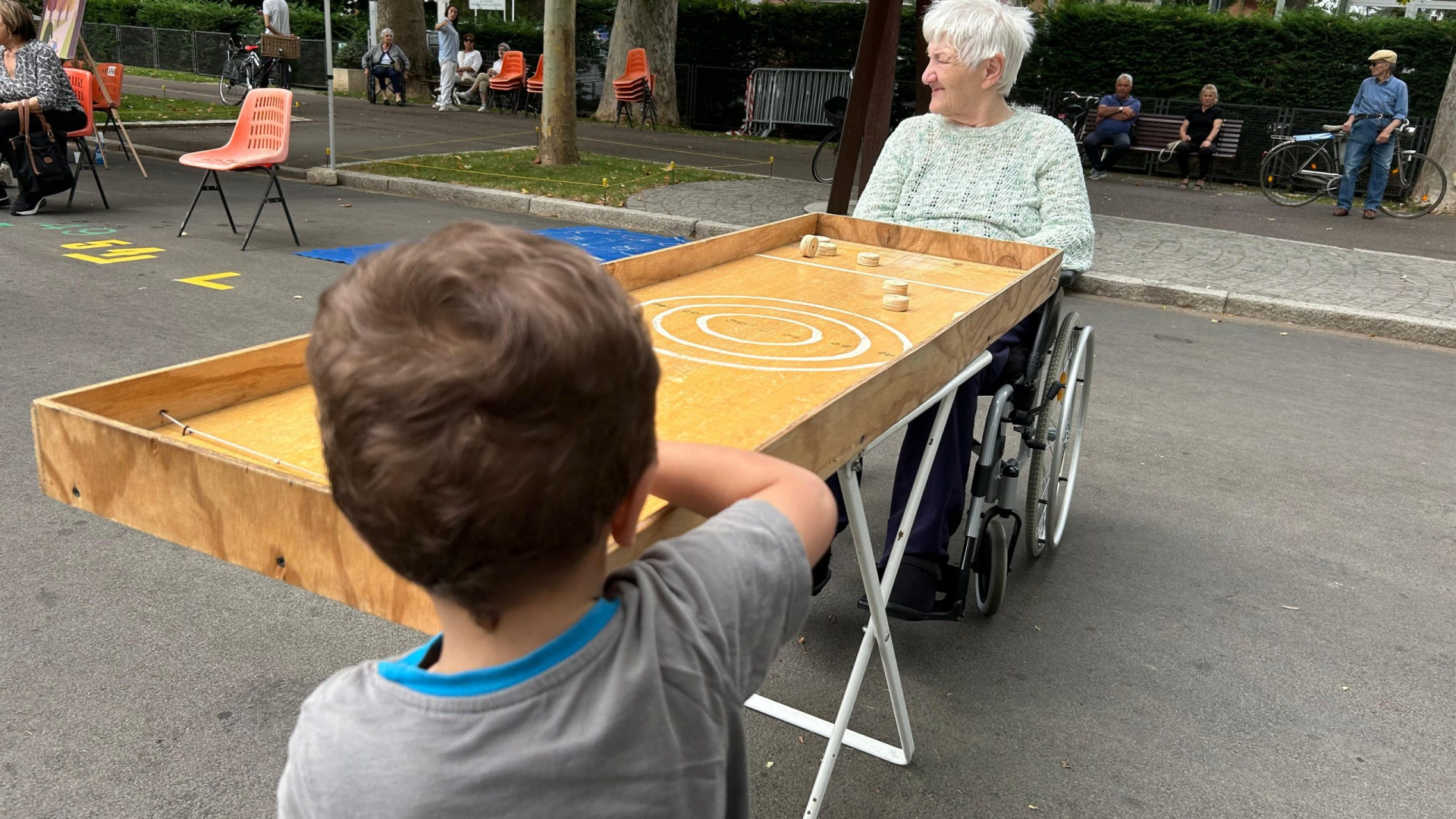 Trottole e corse con i sacchi: bambini e anziani riscoprono i giochi antichi sul Facsal