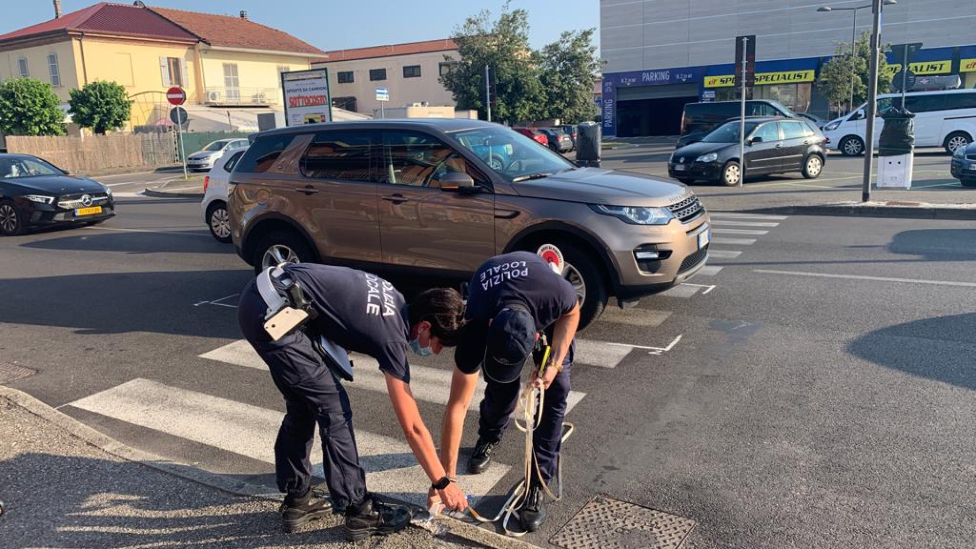 Paura in via Emilia Parmense: Suv investe una mamma con il passeggino