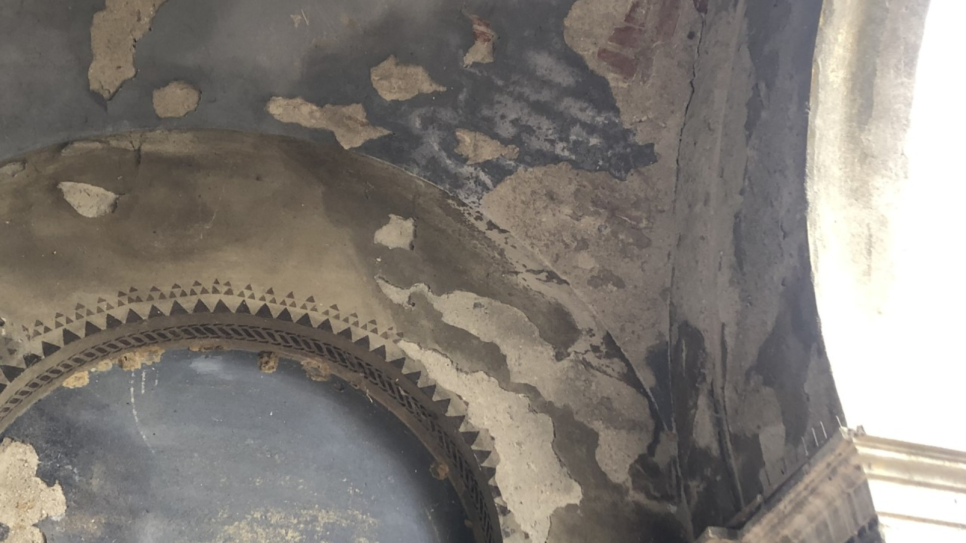 Protesta dei cittadini: "Calcinacci e crepe alle pareti al cimitero di Tavernago"