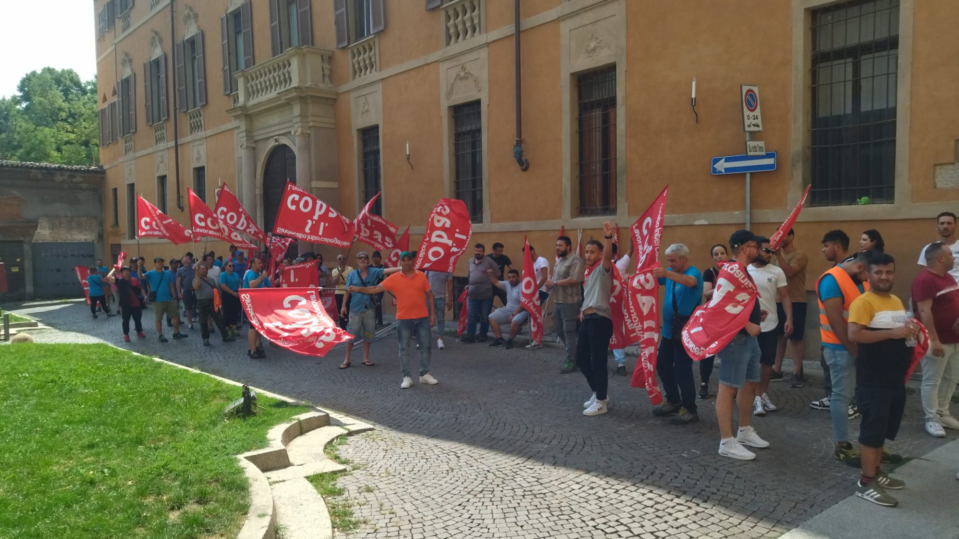 I lavoratori della Bosch di Castello sotto la prefettura: "Salvaguardare i nostri posti"
