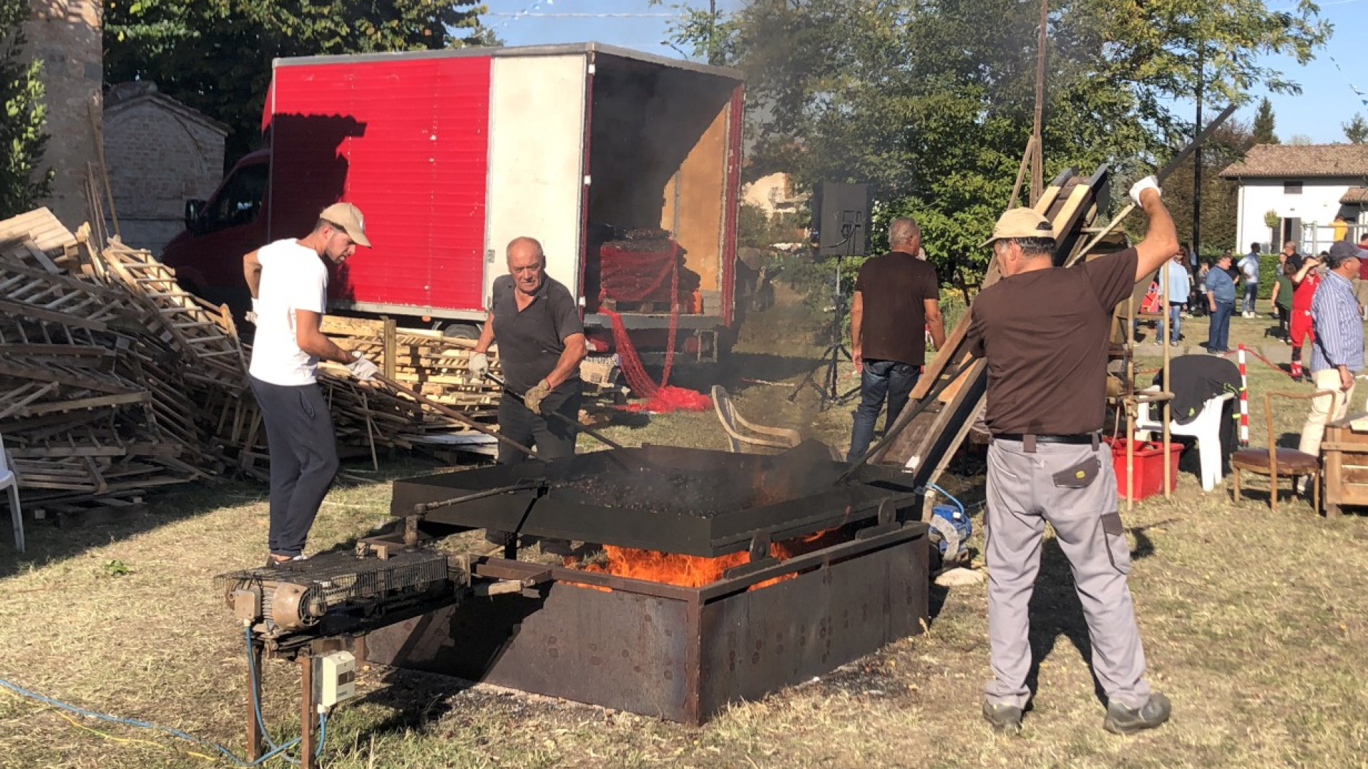 La “Festa di Basturnòn” di Tuna fa il pienone: cotti 13 quintali di castagne