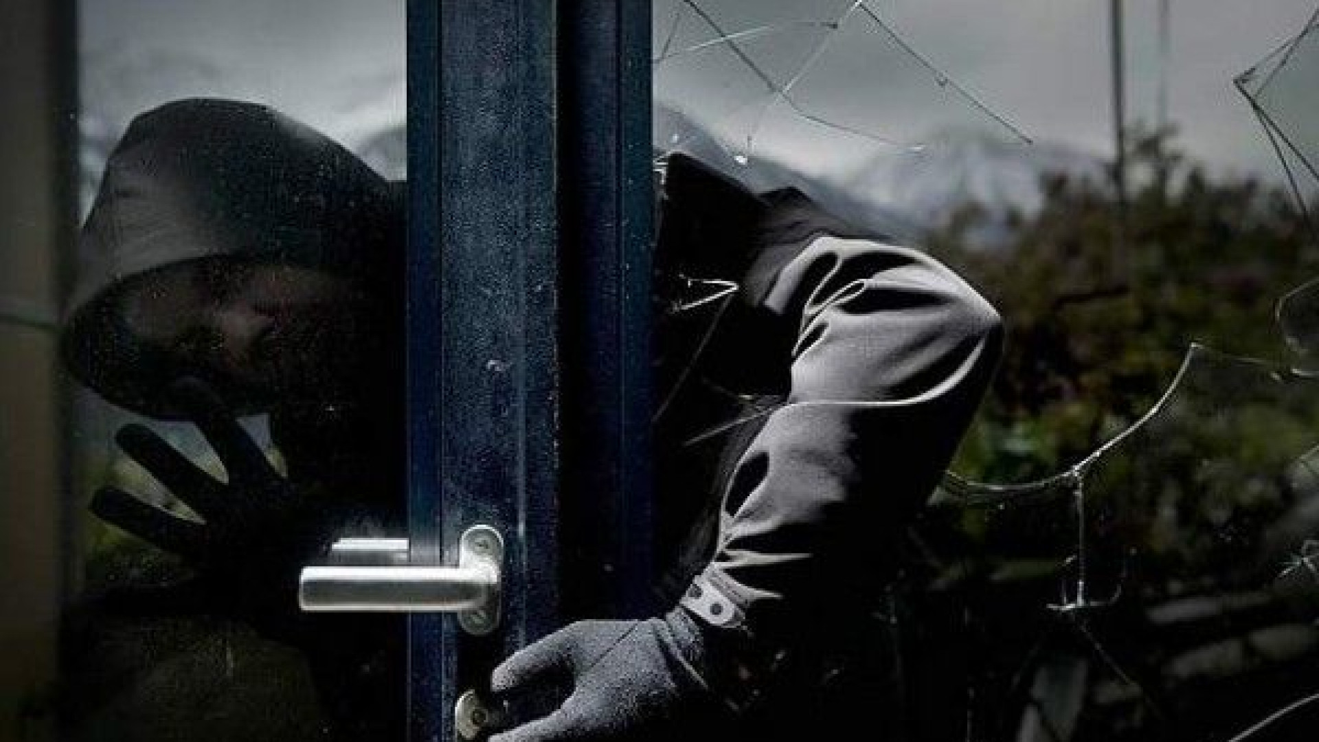Ladri scatenati in Val d'Arda, sospetti su un'auto grigia