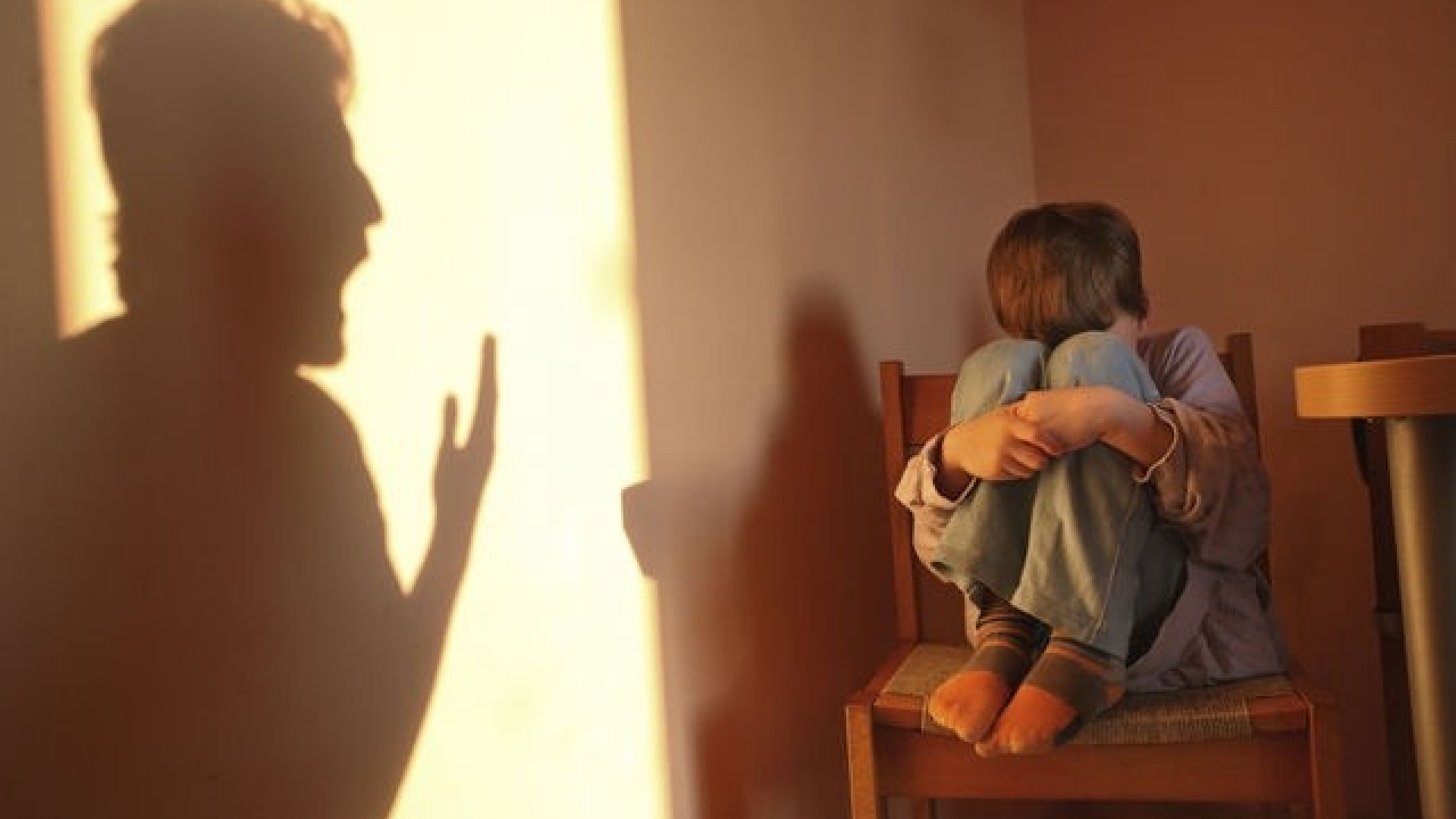 Cinghiate al figlio, il giudice condanna padre e matrigna a due anni