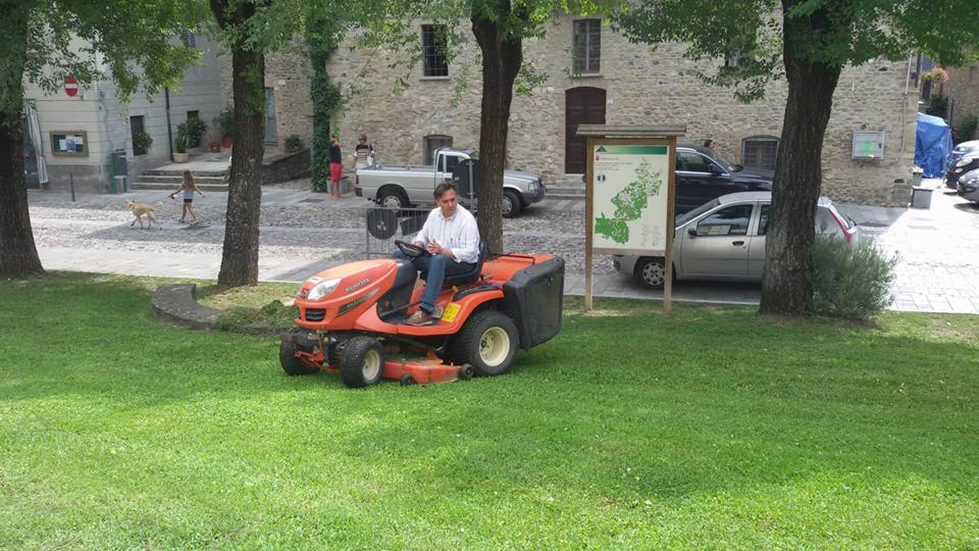 Spending review estrema a Travo: il sindaco Albasi ora rasa le aiuole