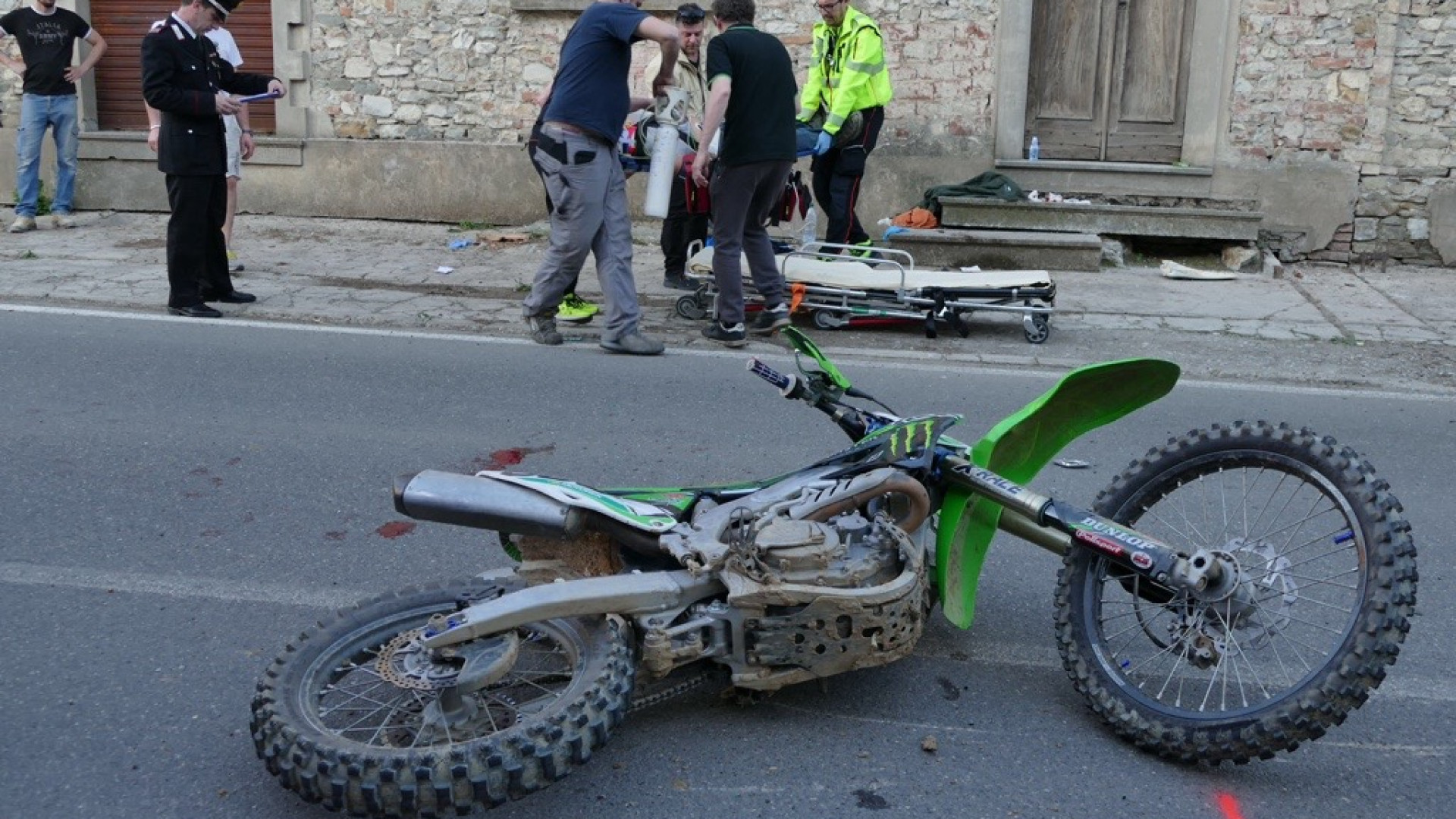 Schianto con l'auto che precede: gravissimo un centauro trasportato a Parma in elicottero