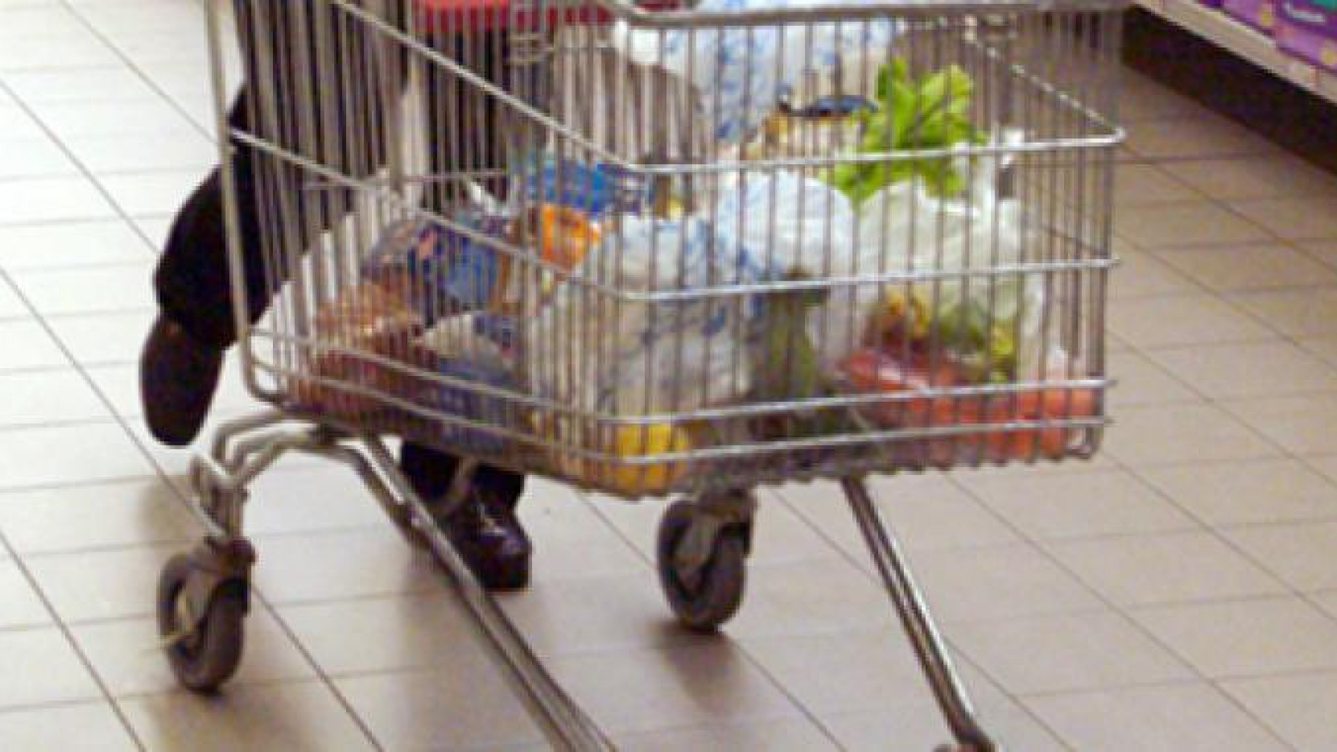 Scambia le etichette per pagare meno. Denunciato per truffa