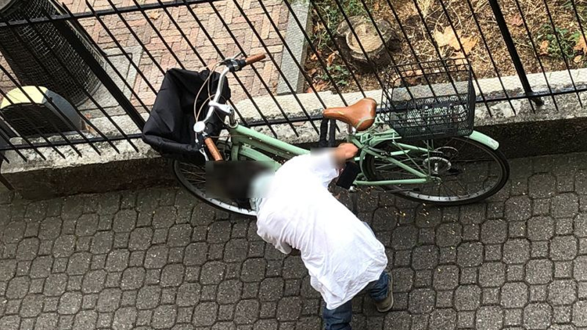 Con una smerigliatrice taglia il catenaccio di una bici e la ruba GUARDA IL VIDEO