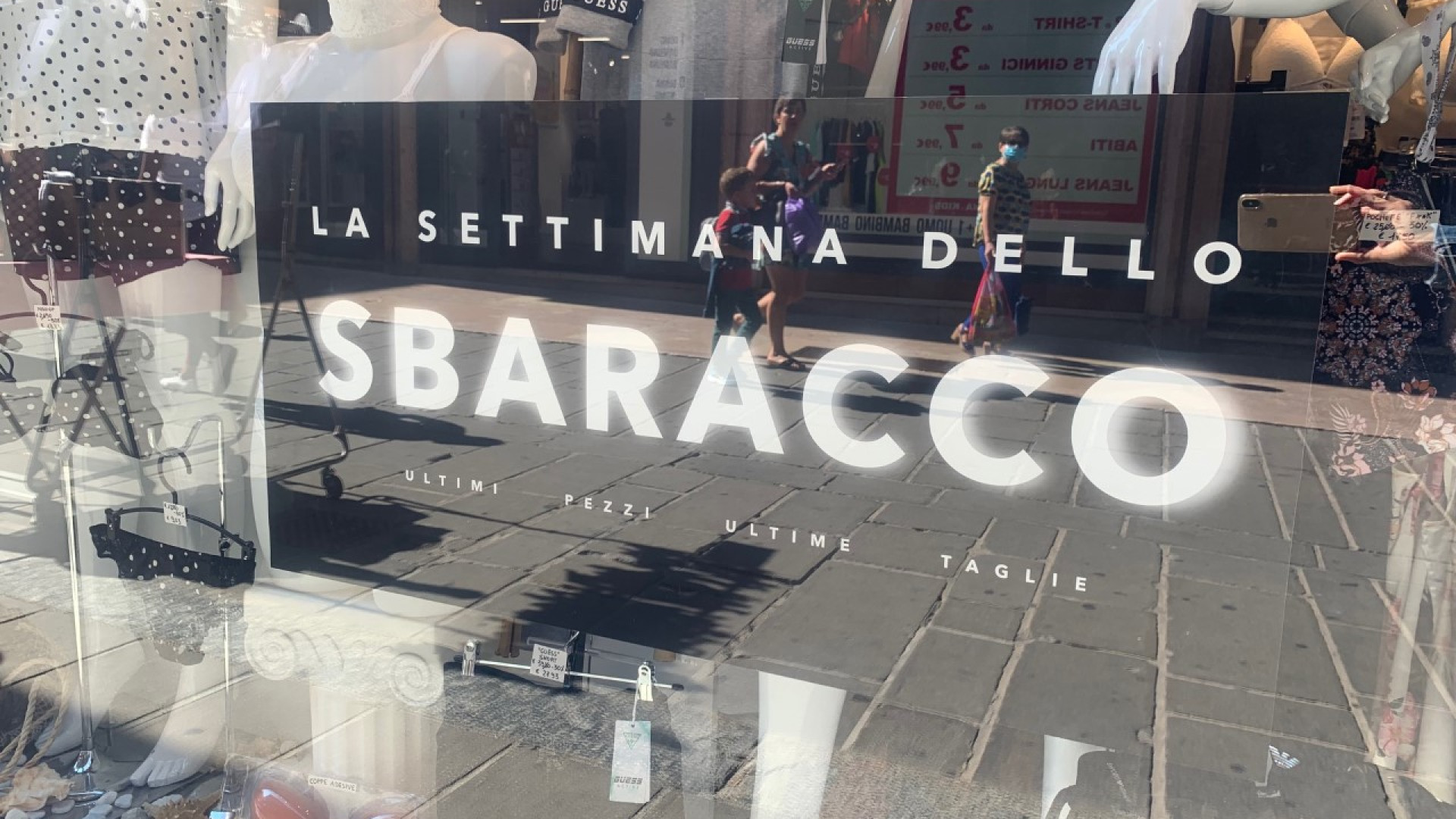 Super saldi di fine stagione, al via lo Sbaracco. L'evento clou domenica 5 settembre