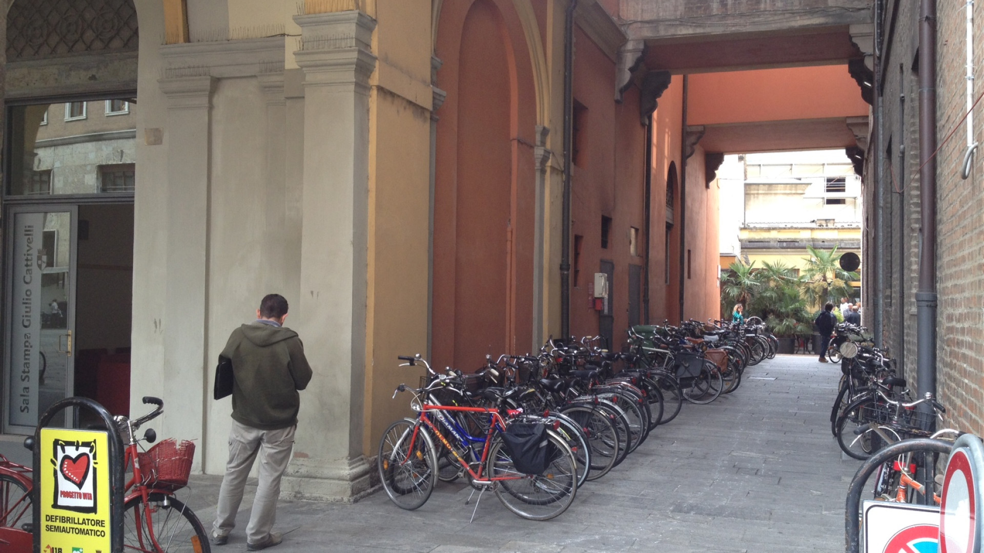 Boom di furti di biciclette sotto il Comune, dipendenti esasperati