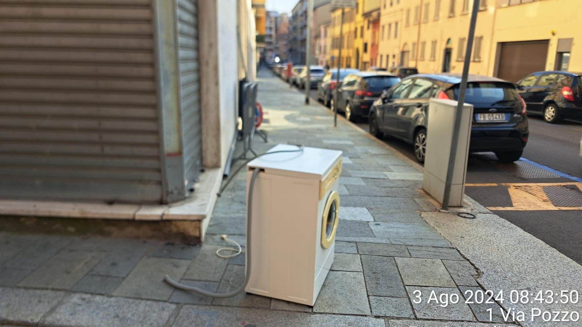 Materassi e lavatrici, sempre più rifiuti lasciati in strada: "Problema diffuso"