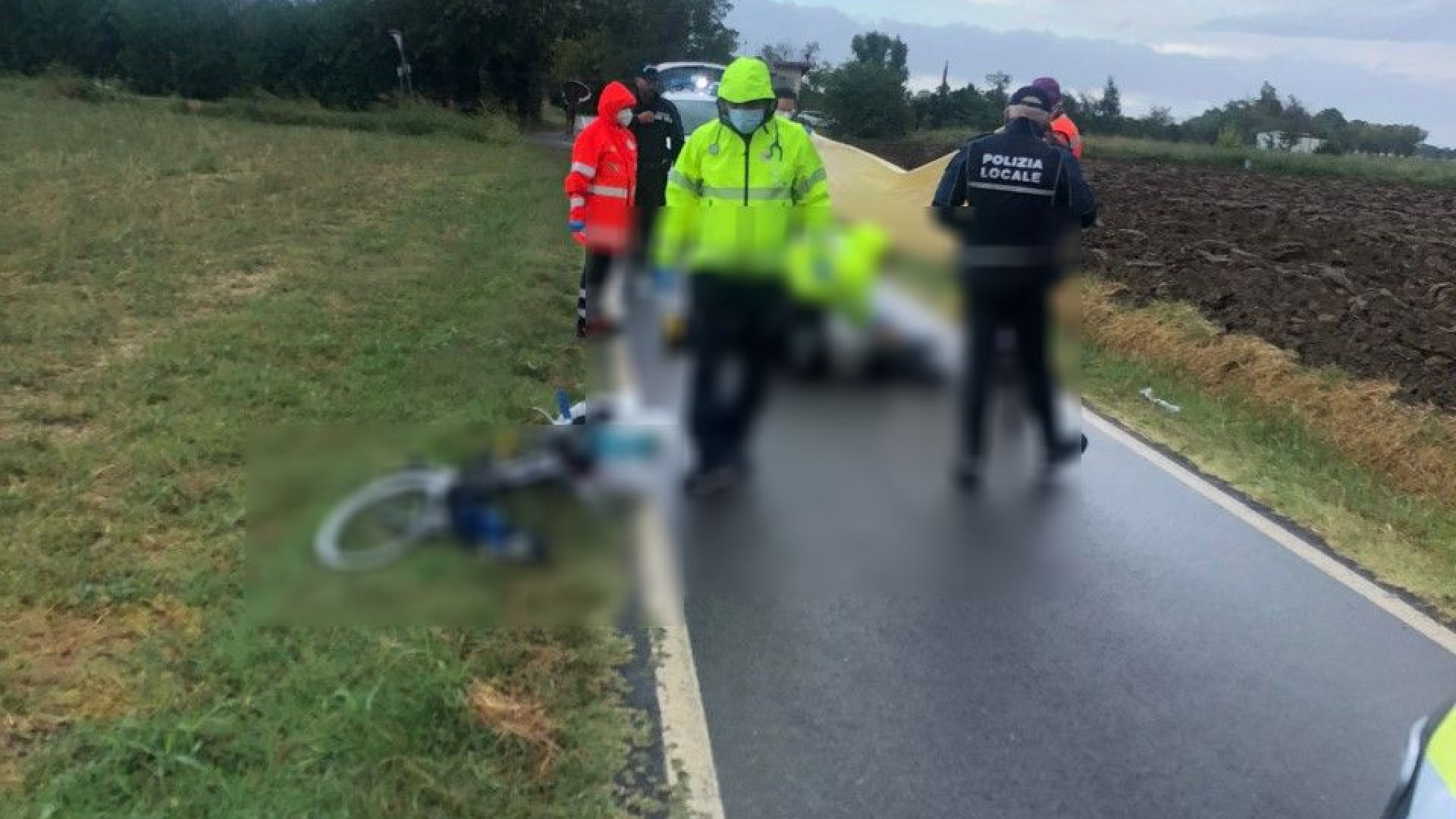 Malore fatale in strada: automobilista lo soccorre, ma non c'è nulla da fare