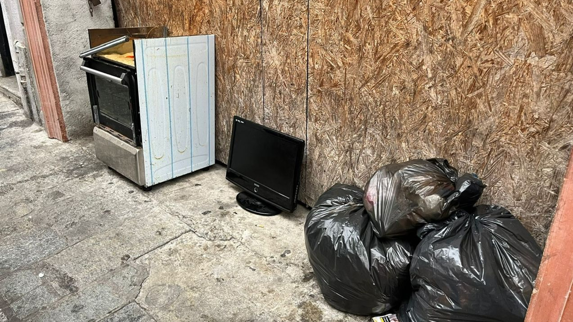 Rifiuti abbandonati in via Roma, Lega: "Utilizzare le telecamere e-killer"