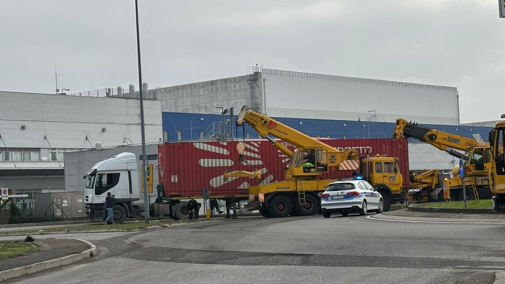 Tir carico di mobili si ribalta davanti all'Ikea, difficoltose le operazioni di recupero