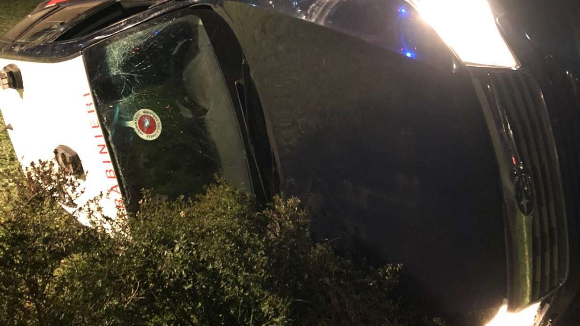 Speronata dai ladri, auto dei carabinieri si ribalta. Il comandante Piras: "Troveremo i criminali in fuga"