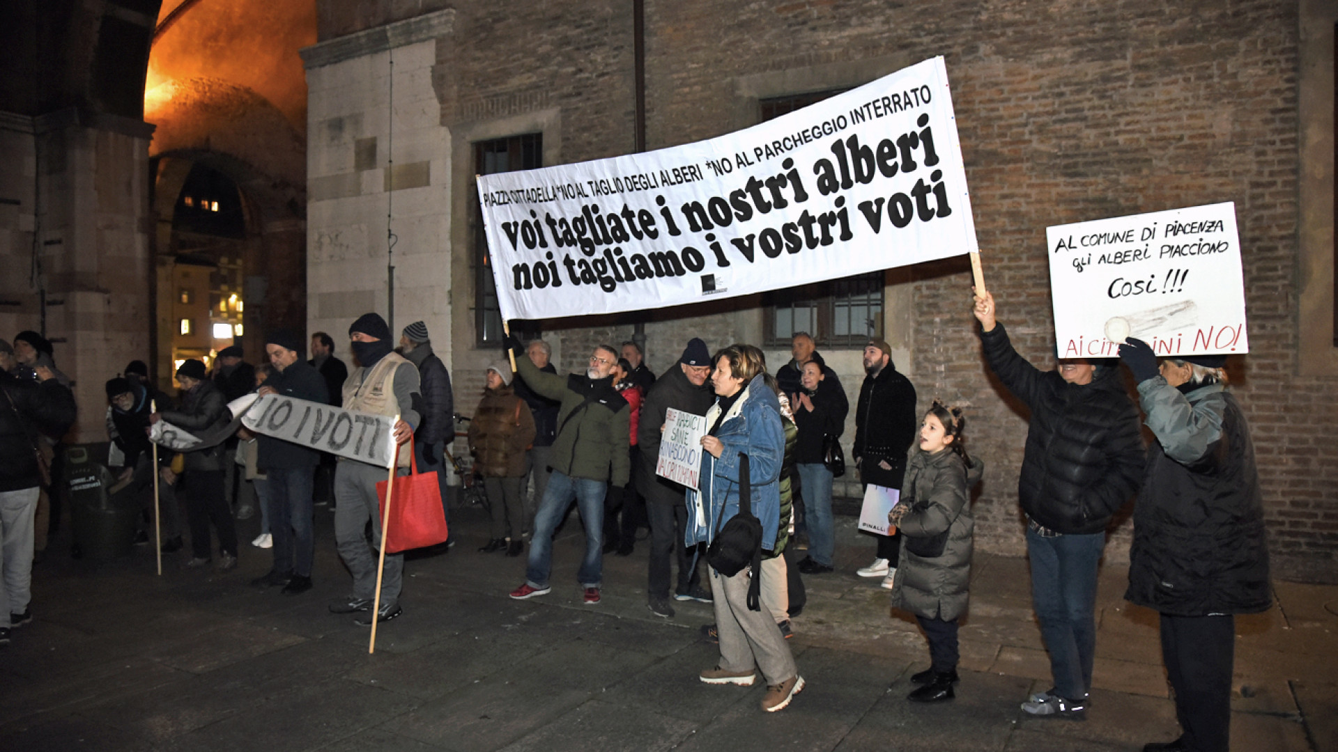 De Pascale contestato dagli attivisti pro alberi: "Li avete tagliati, non vi votiamo"