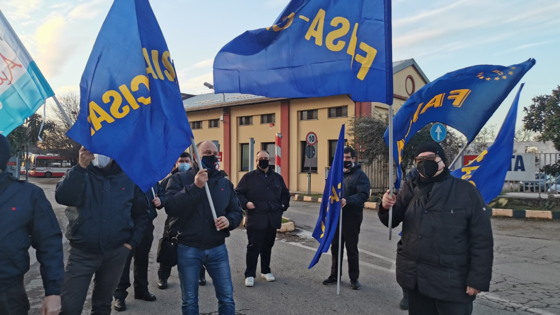 Contratto scaduto da tre anni e il rischio Covid: "Ci alziamo alle 4 del mattino, meritiamo più rispetto"