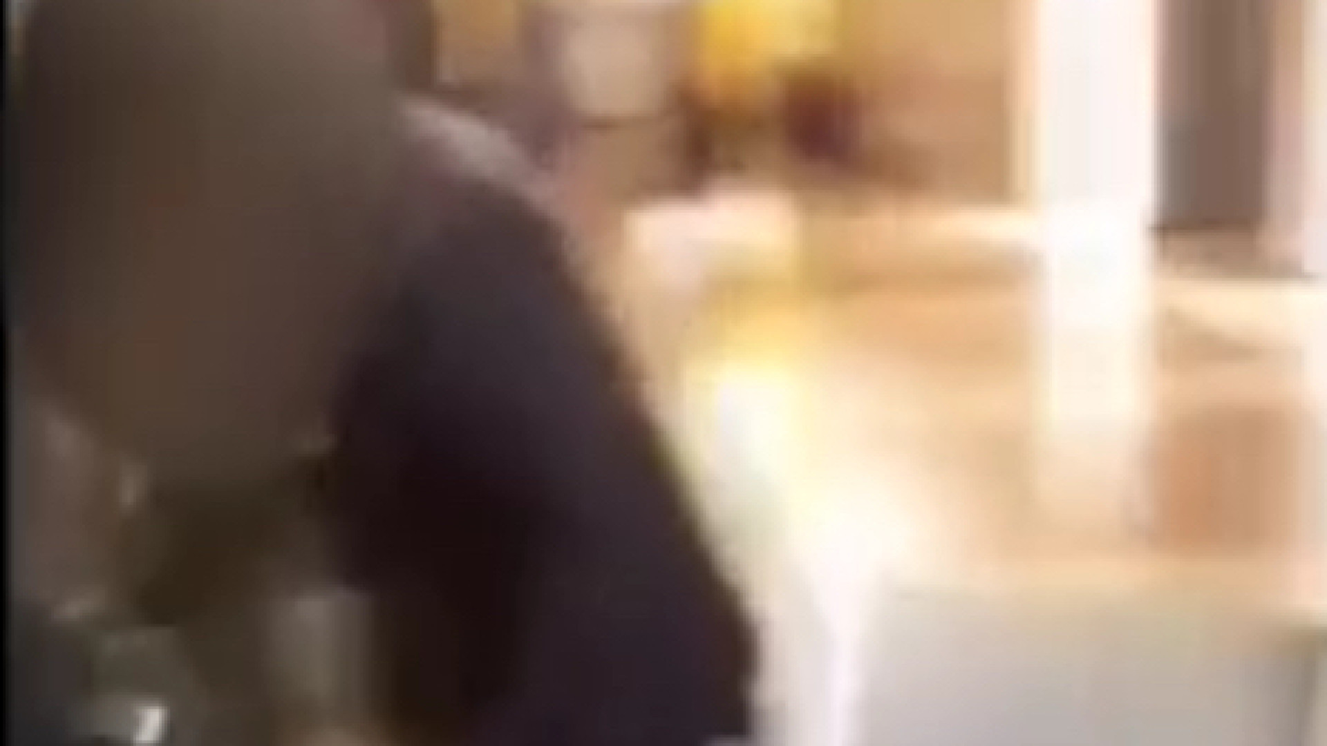 Follia in piazza Cavalli: sfascia il vetro con una testata e si fa riprendere dagli amici IL VIDEO