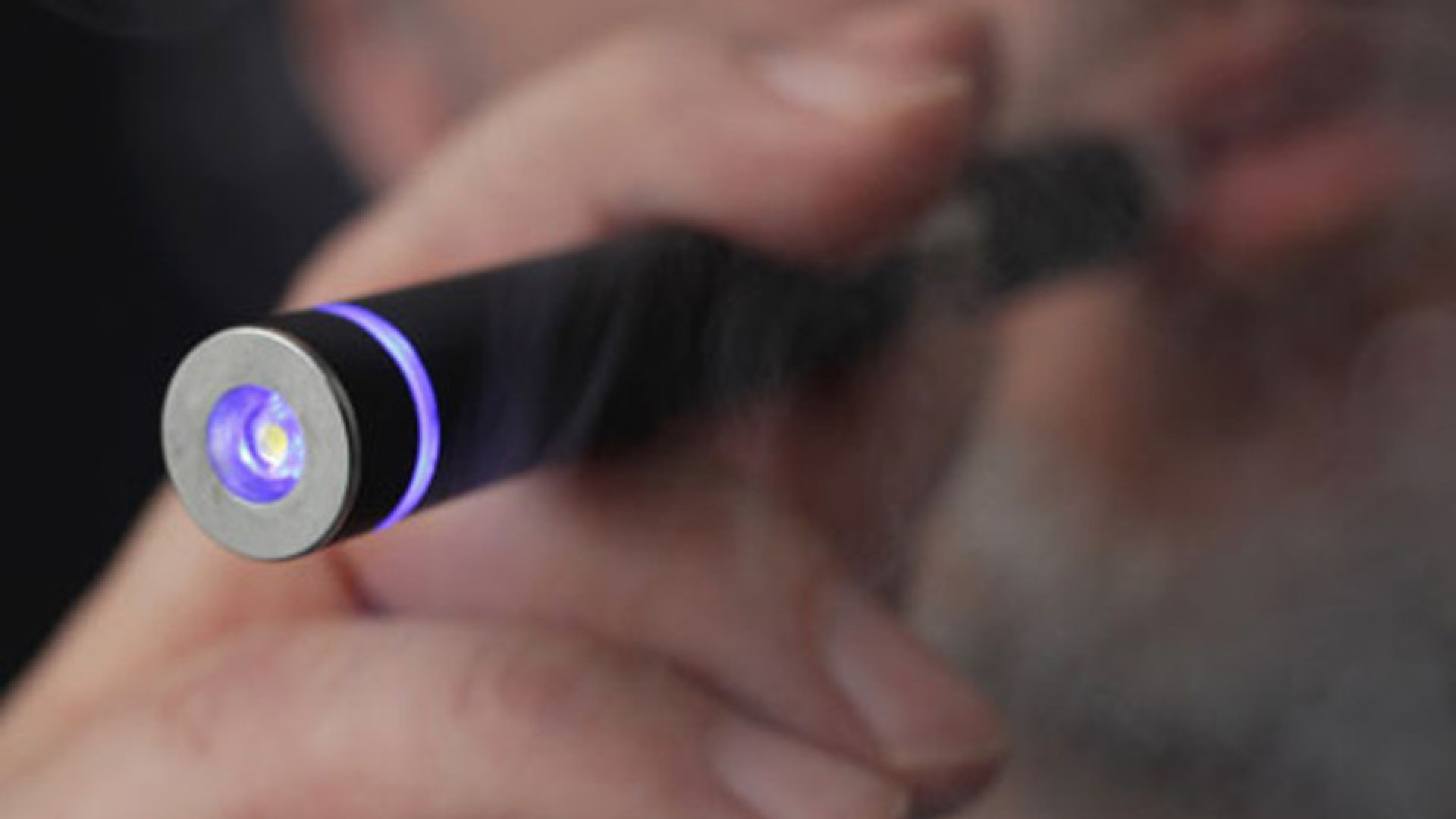 E-cig in crescita tra gli studenti. "In campo gli educatori di corridoio"
