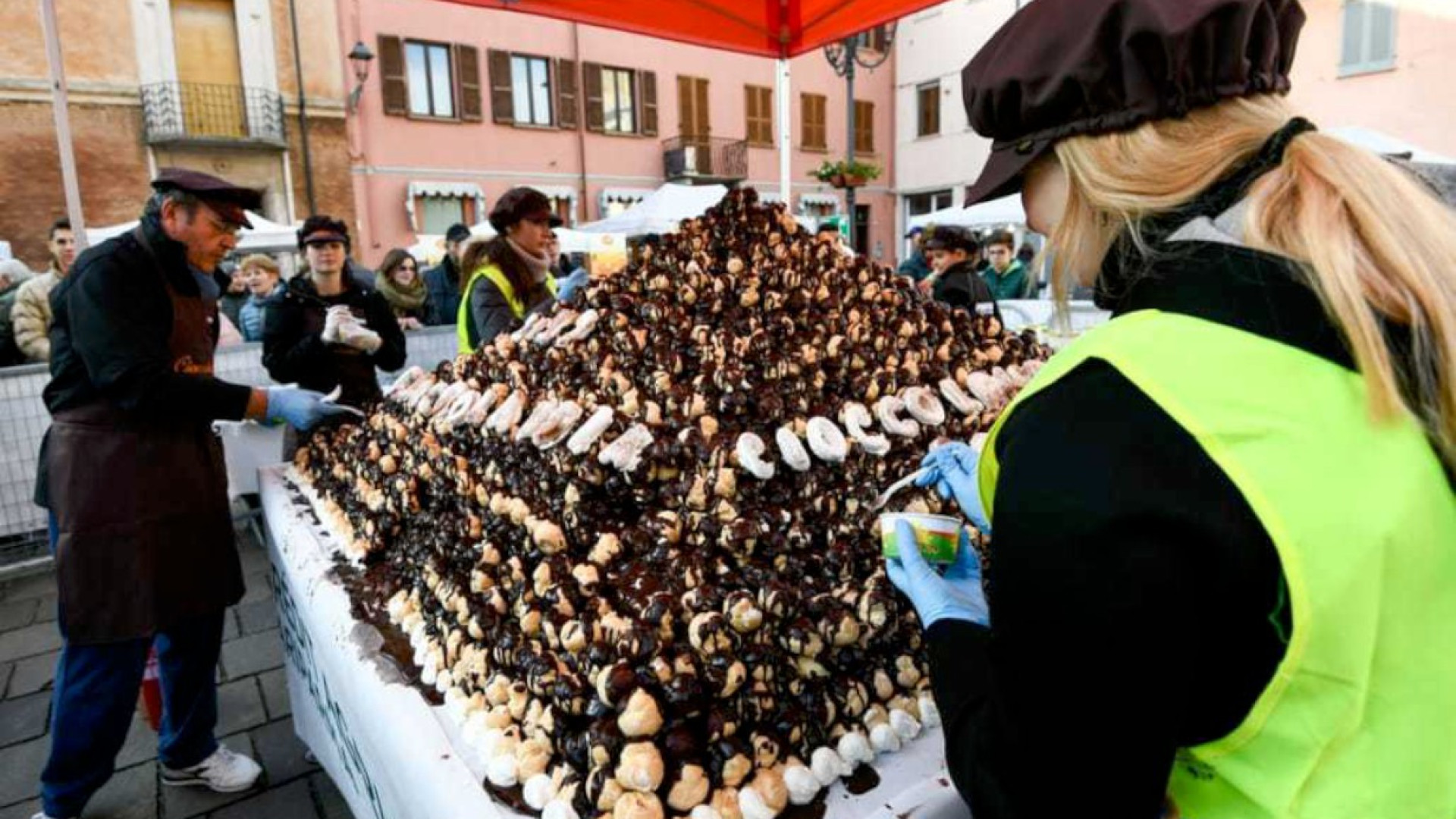 Castel San Giovanni, piramidi di profiteroles e meringhe: la festa più dolce dell'anno