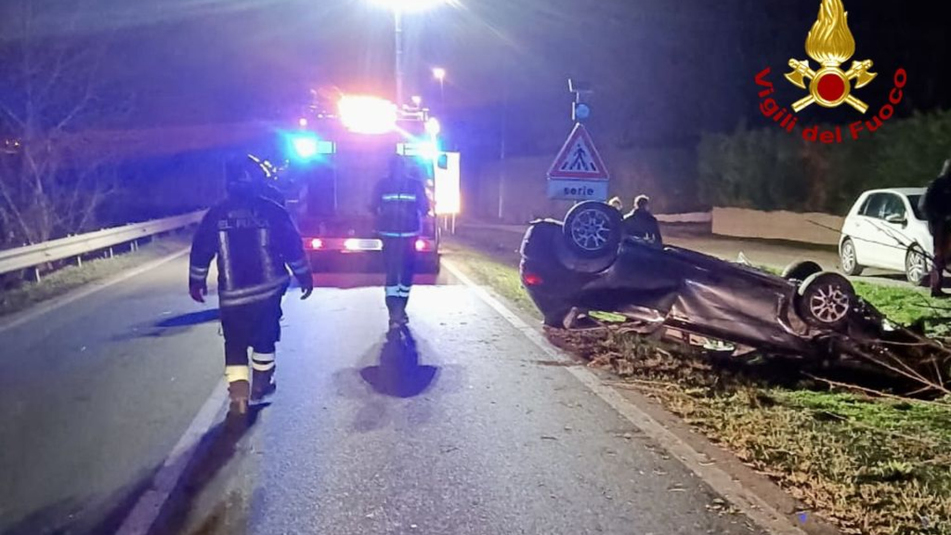 Albarola, perde il controllo dell’auto e si ribalta nel canale: conducente ferito