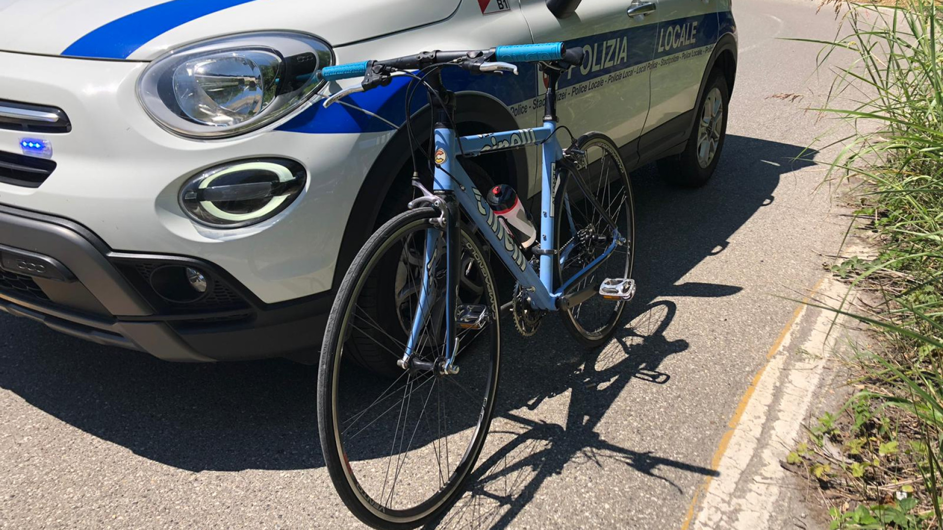 Cade e batte la testa: ciclista in elicottero all'ospedale di Parma