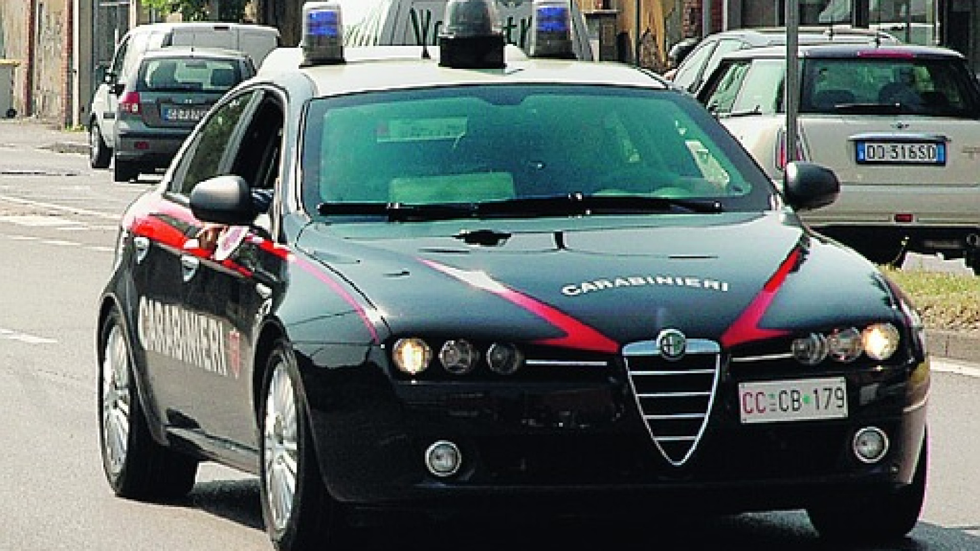 Sfonda la porta e picchia la moglie: denunciato 46enne indiano