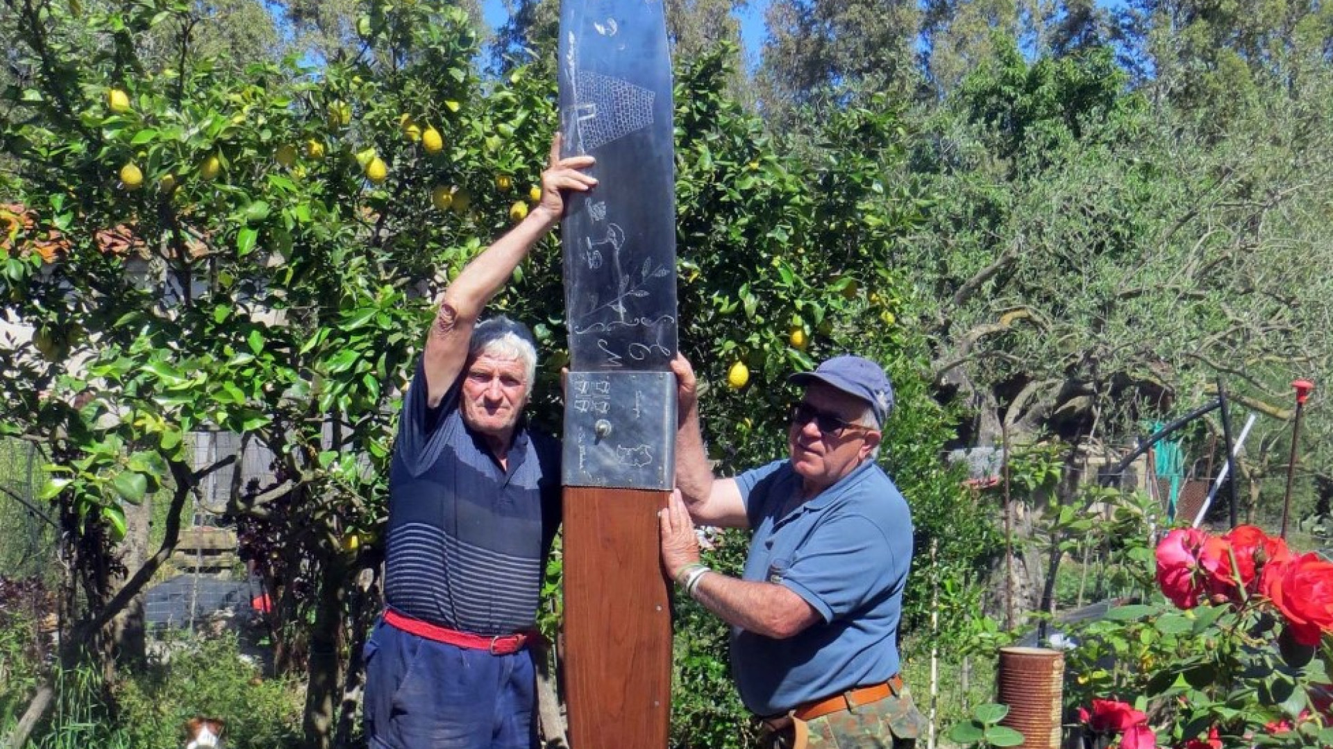 Realizza coltello alto 3 metri e di 30 chili. Record per il piacentino Emilio Marina