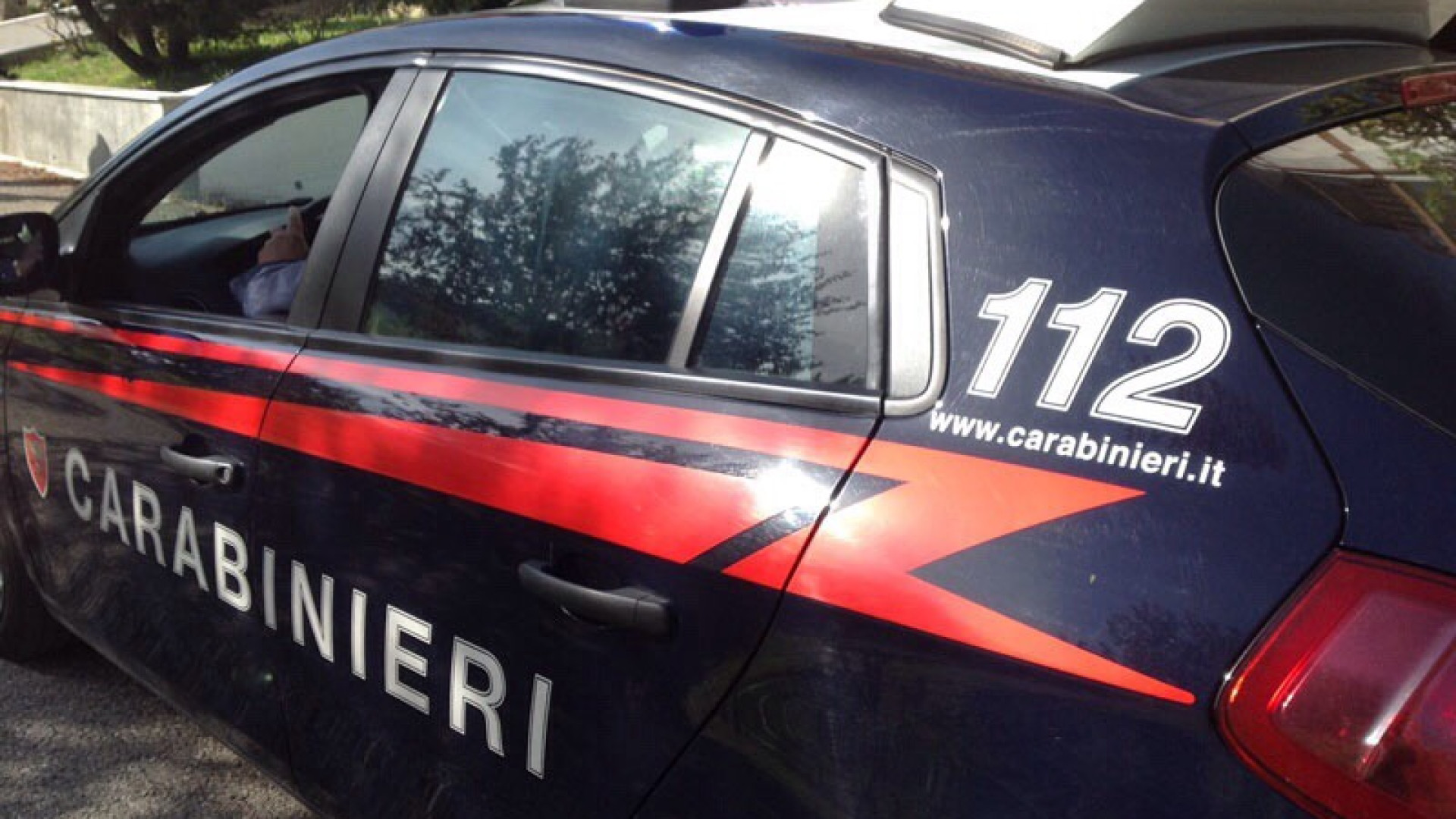 Picchia e minaccia il fratello con un coltello. Denunciato 16enne