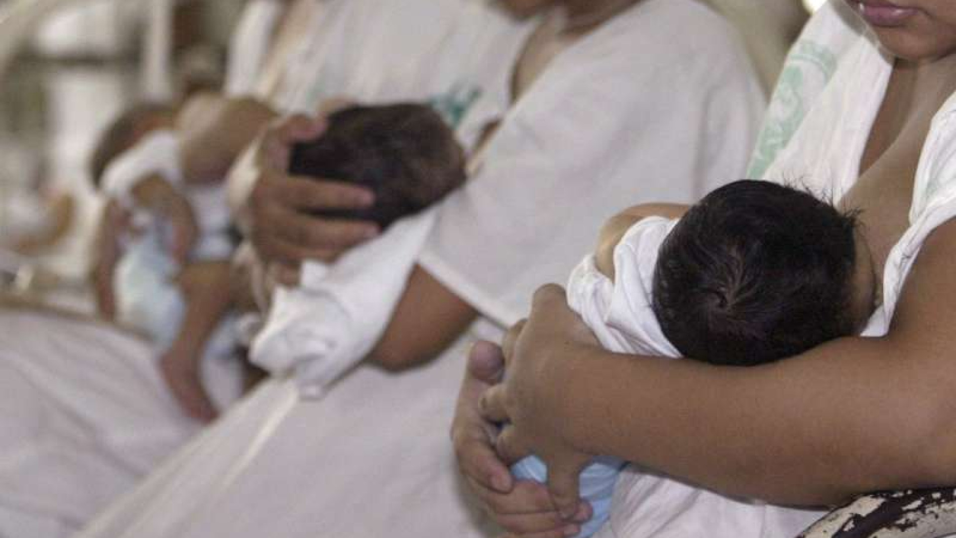 Nascite: boom del parto epidurale. Calano quelli in acqua e i cesarei