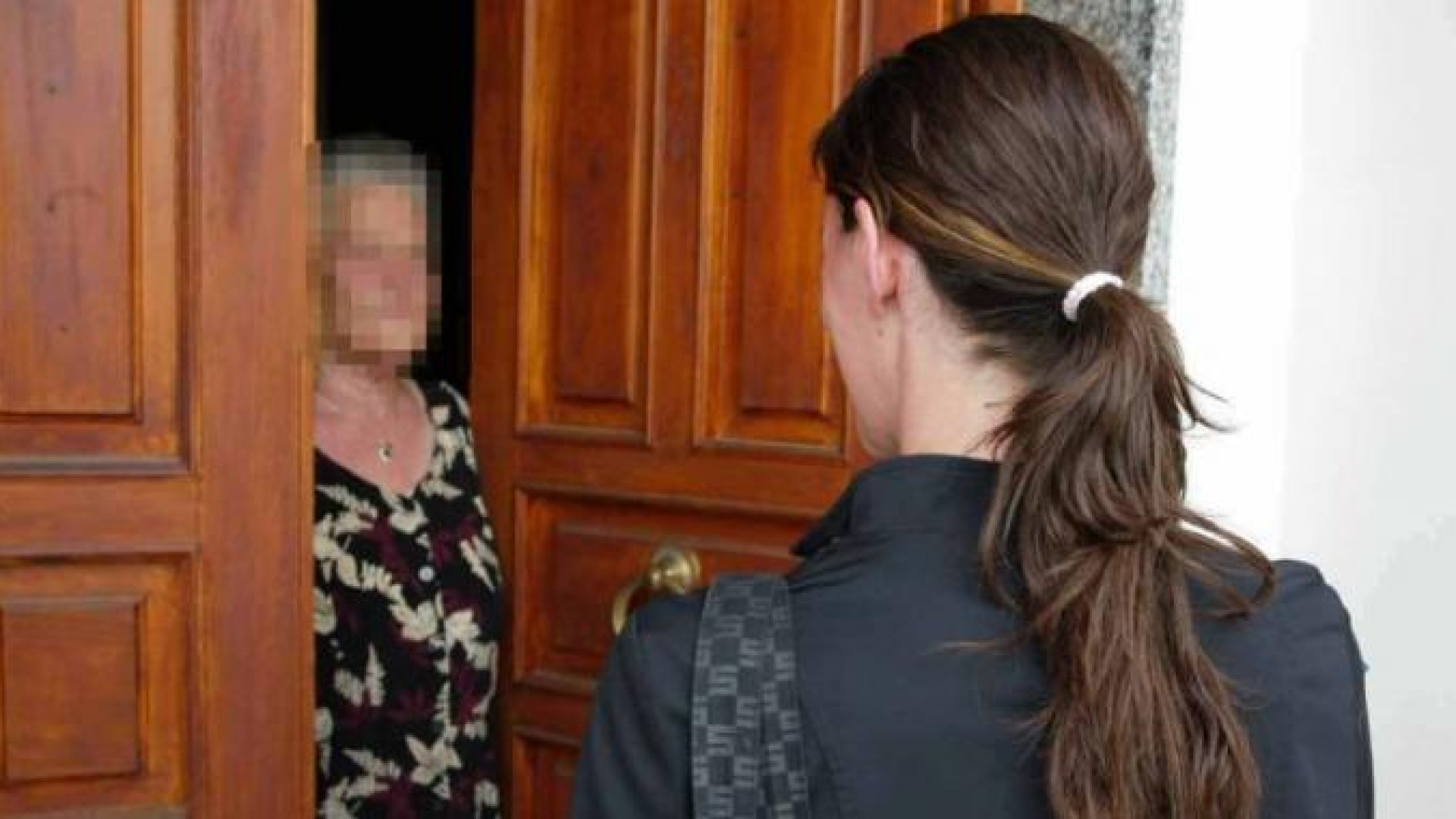 "Devo pesare l'oro": falsa assicuratrice deruba una 81enne