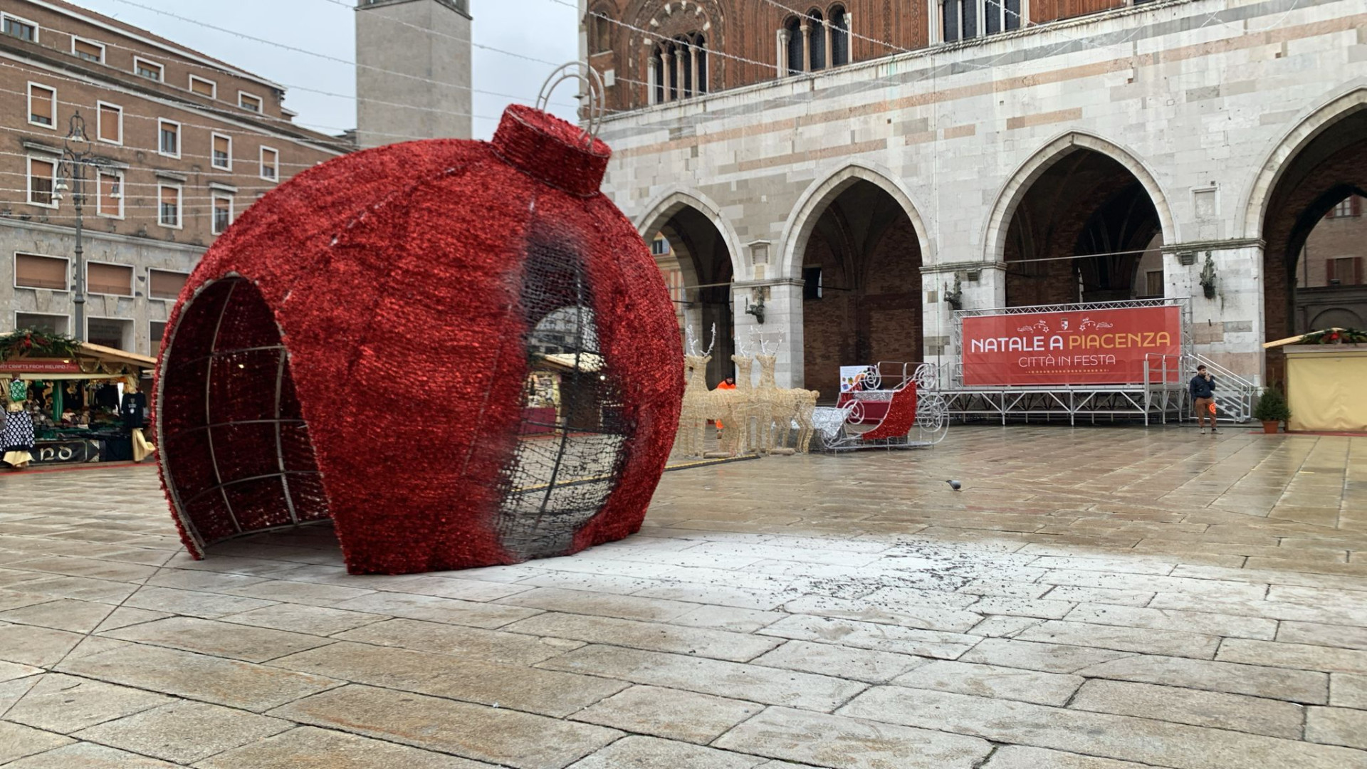 Lanciano un petardo e prende fuoco la palla di Natale di piazza Cavalli