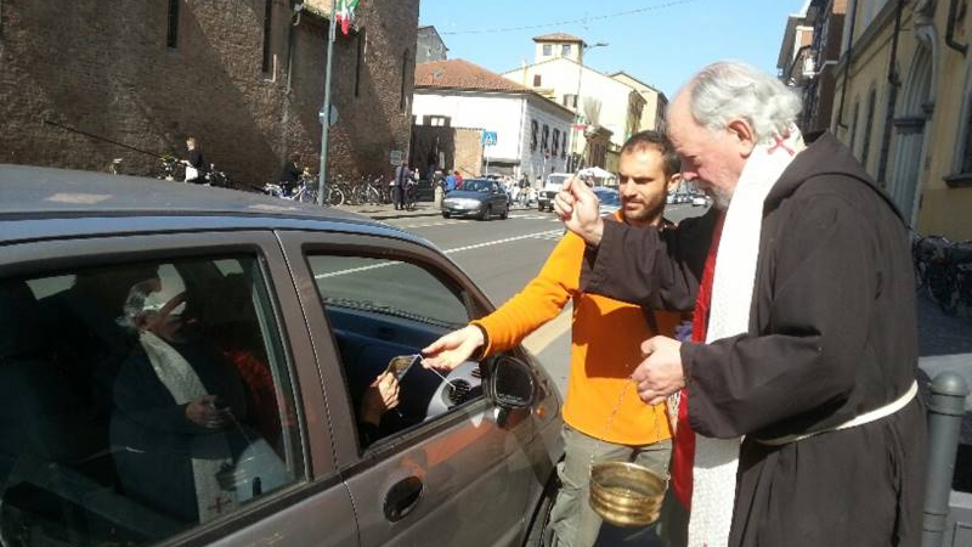 Santa Rita, sullo stradone Farnese la tradizionale benedizione di auto e rose
