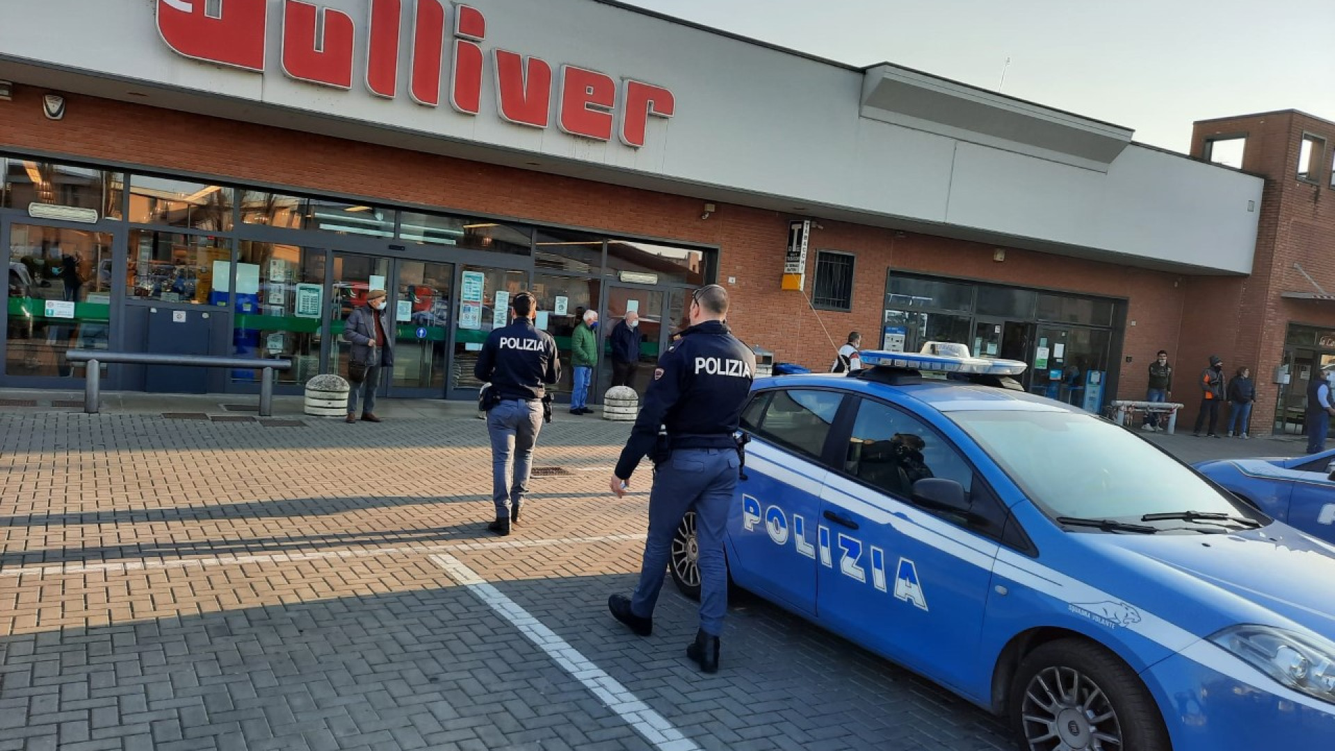 Rapina al supermercato: a volto coperto spinge la cassiera, ruba i soldi e fugge