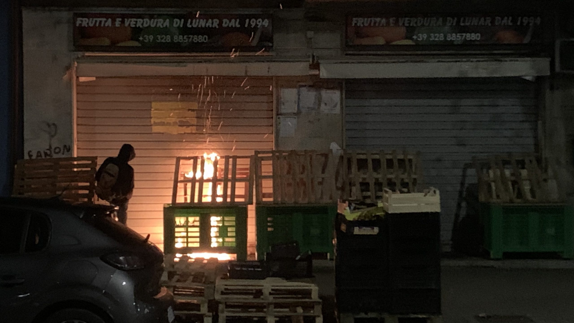 Nottata di incendi in città: auto in fiamme e rogo appiccato fuori da un negozio